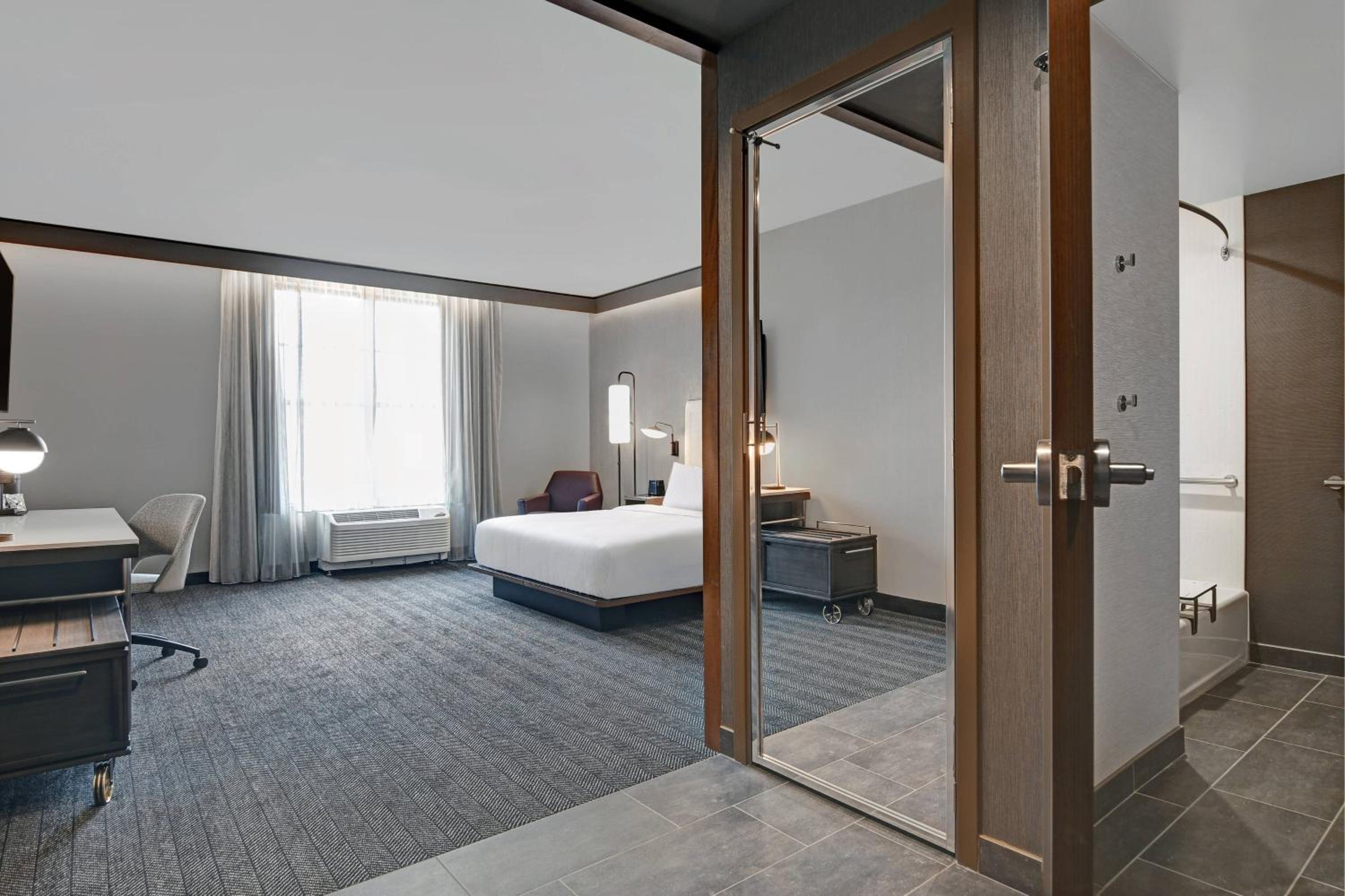 King Room with Sofa Bed - Photo 5