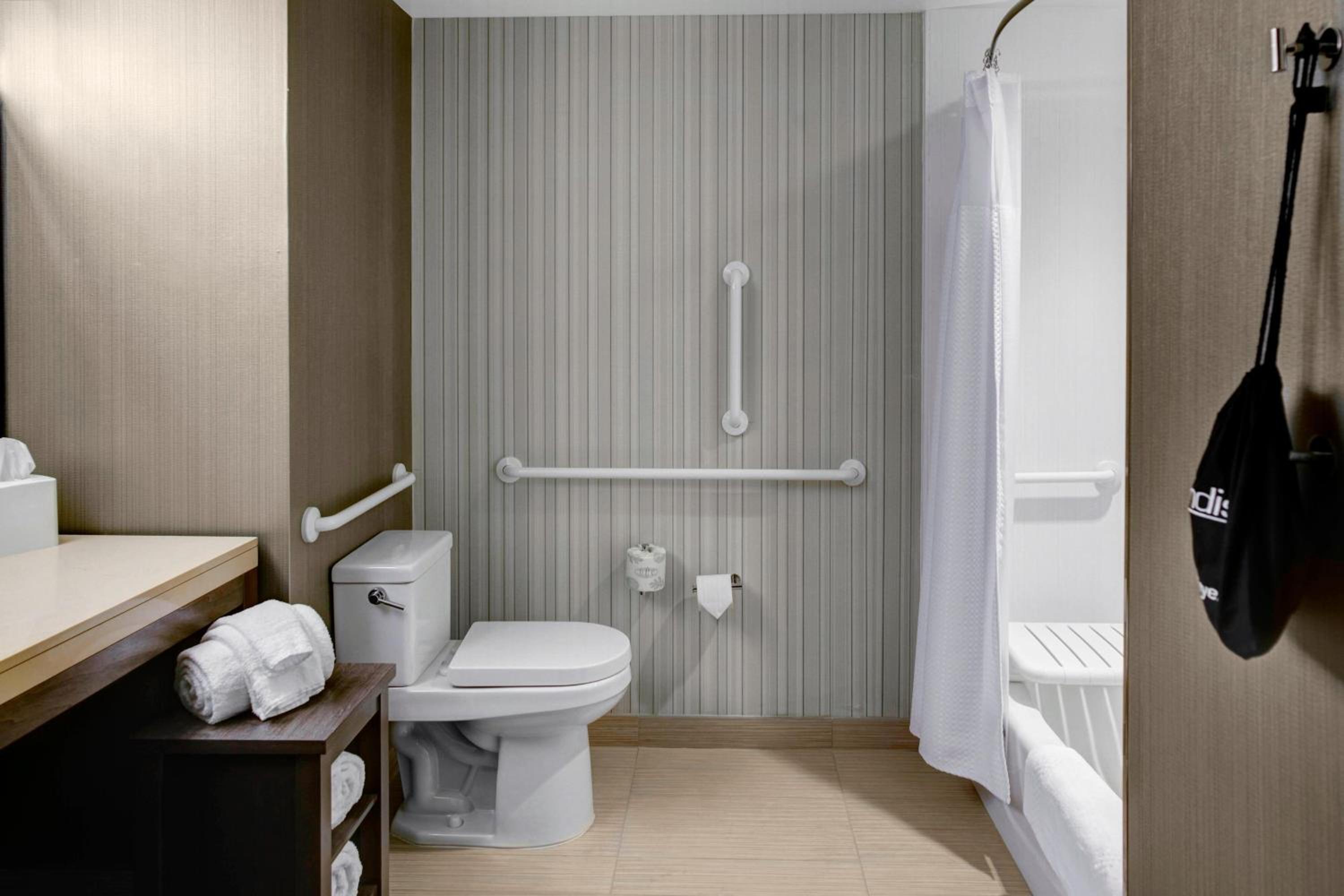 Queen Room with Two Queen Beds and Roll-In Shower - Mobility Access/Hearing Accessible