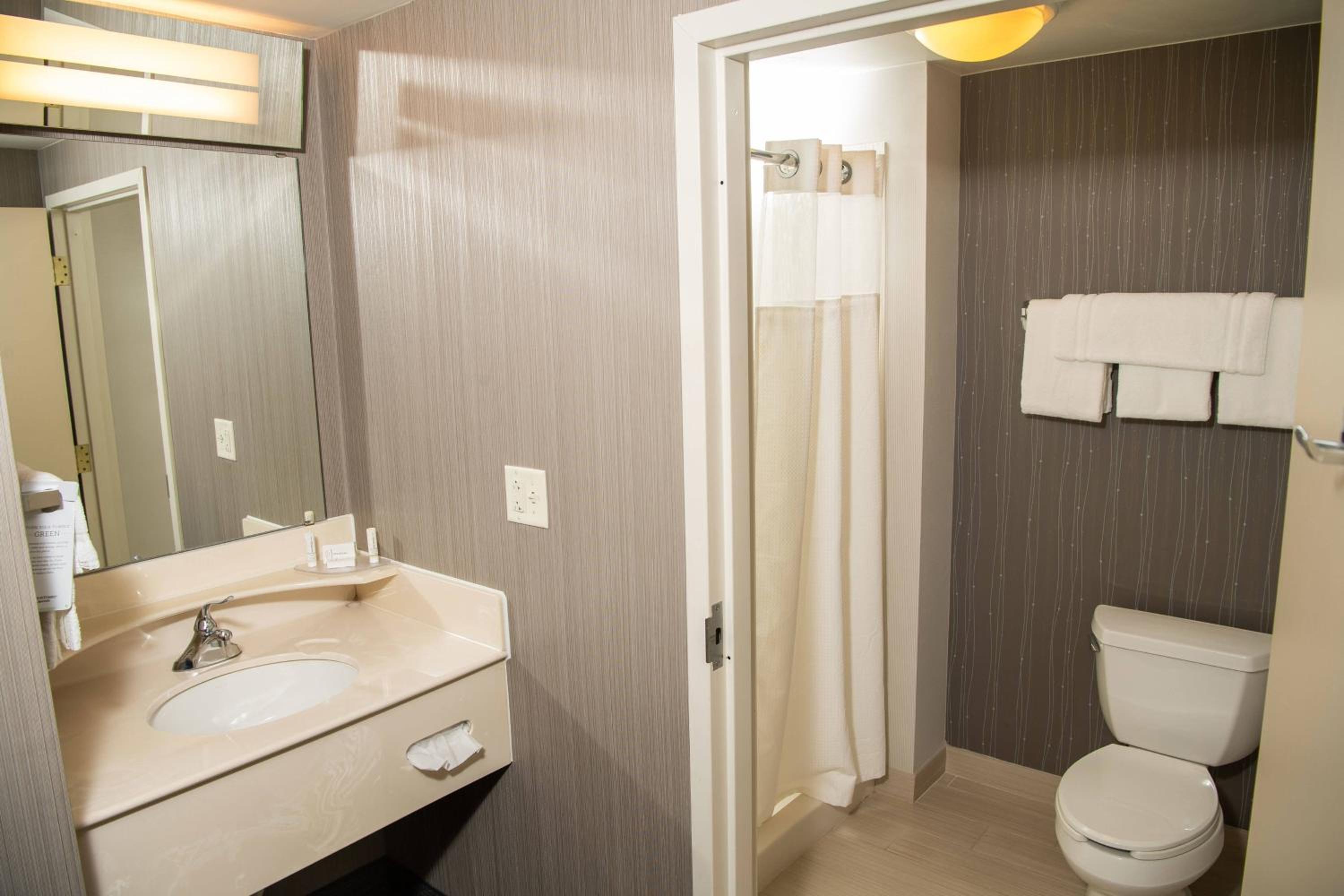 Queen Room with Two Queen Beds and Adapted Tub - Mobility and Hearing Accessible photo 3