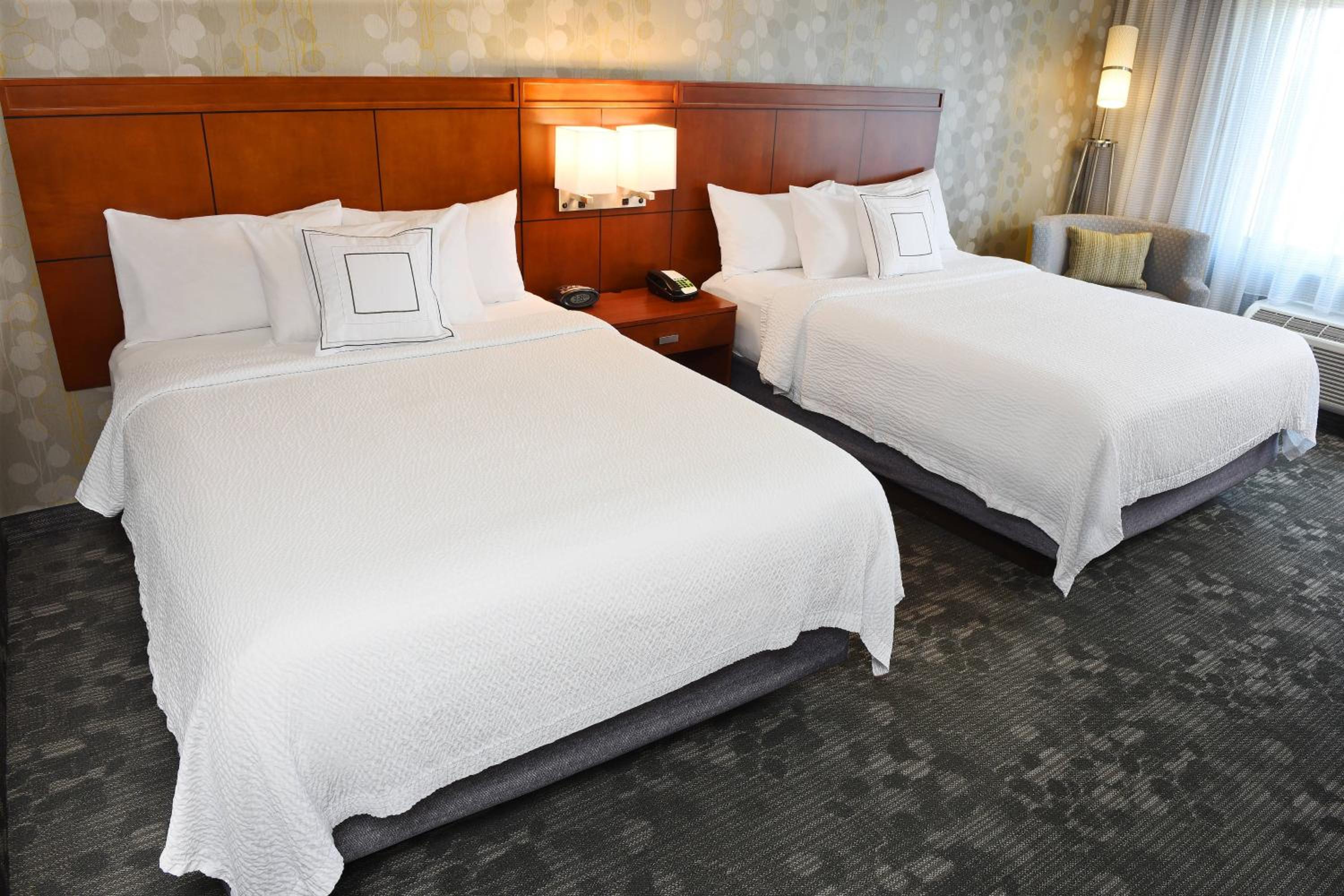 Queen Room with Two Queen Beds - Photo 5
