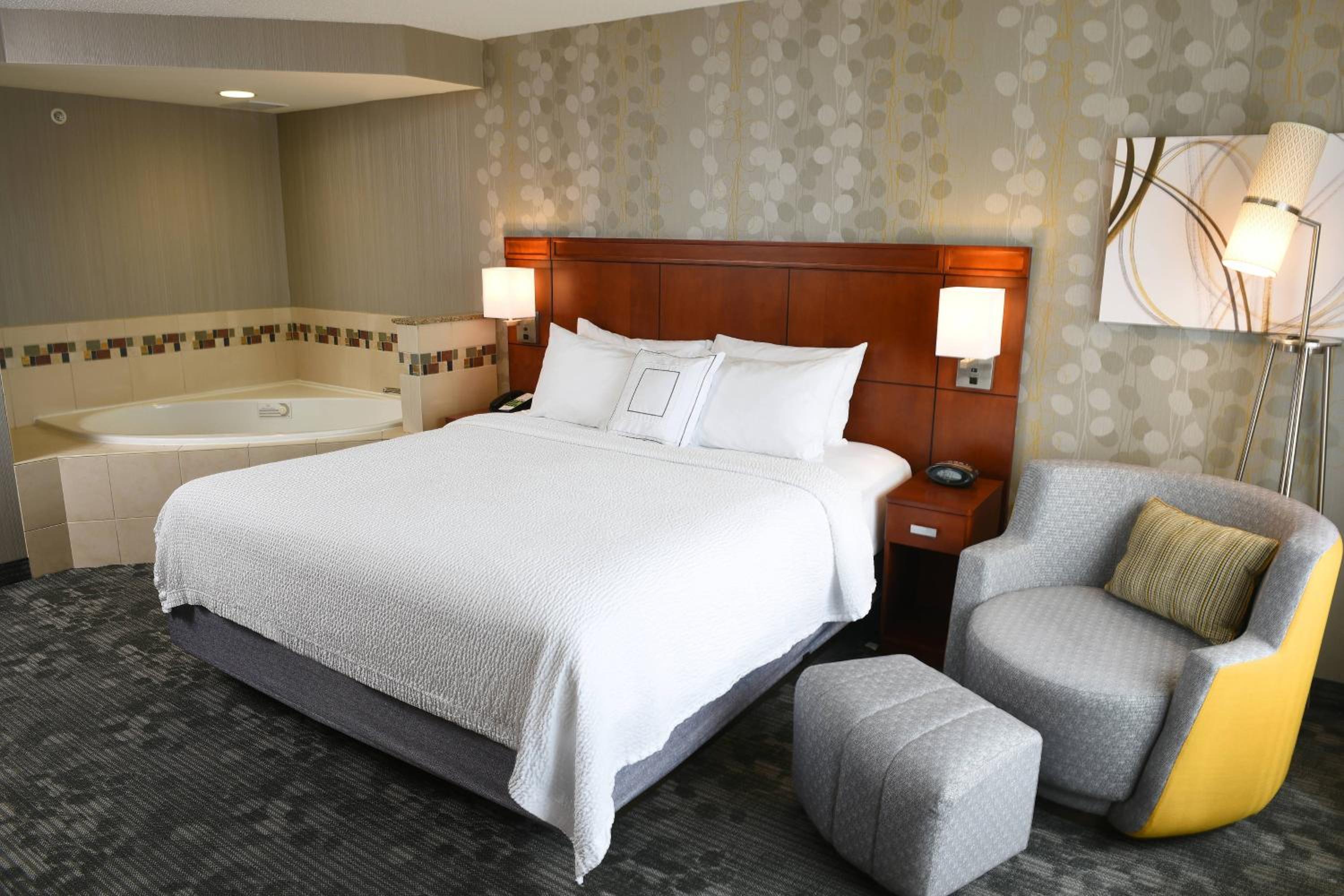 Whirlpool King Room photo 3