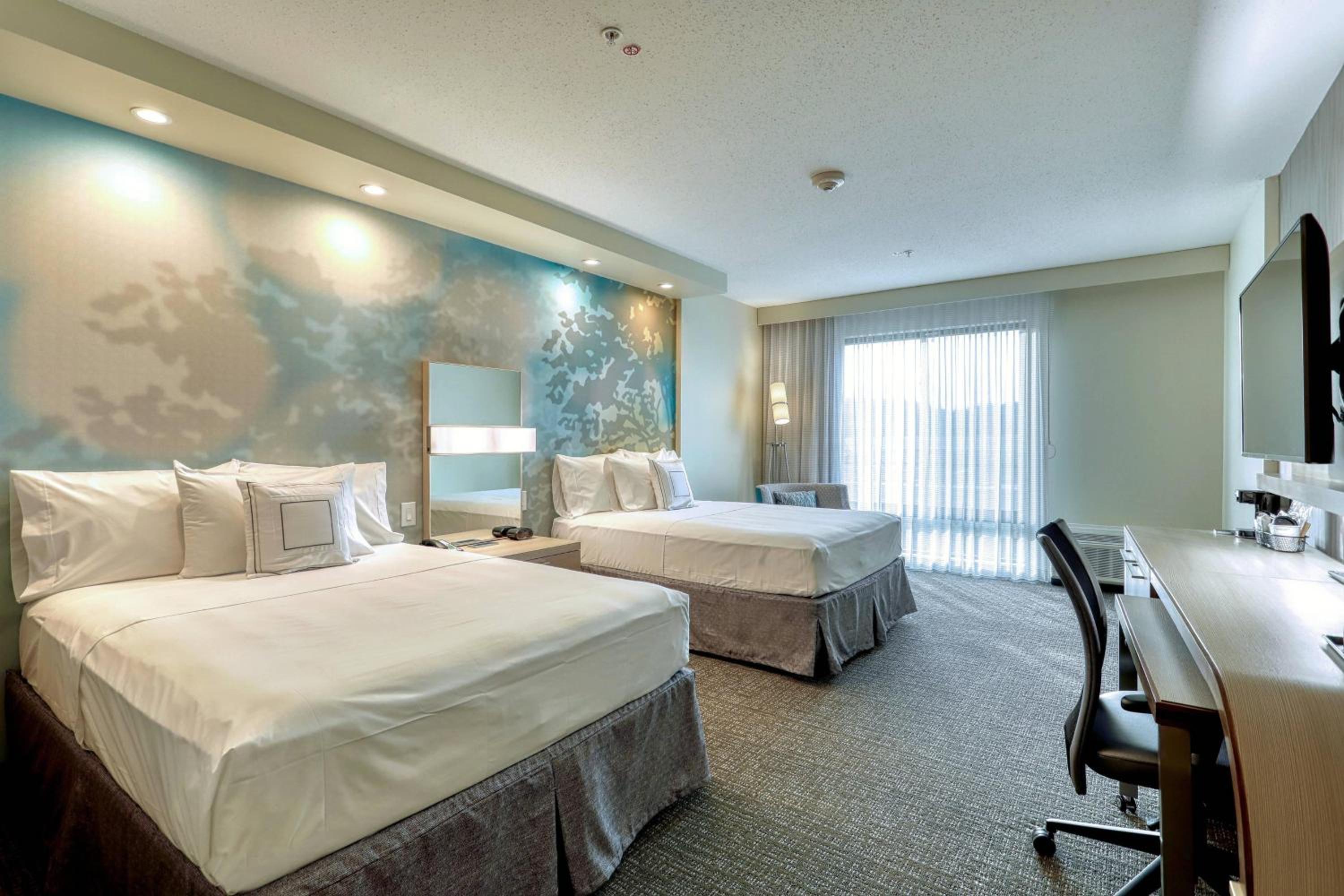 Queen Room with Two Queen Beds and Adapted Tub - Mobility Accessible
