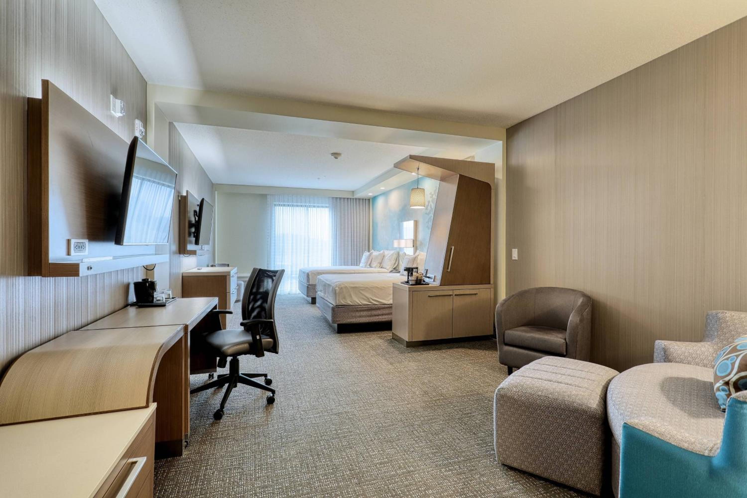 Larger Guest room, 2 Queen, Sofa bed  