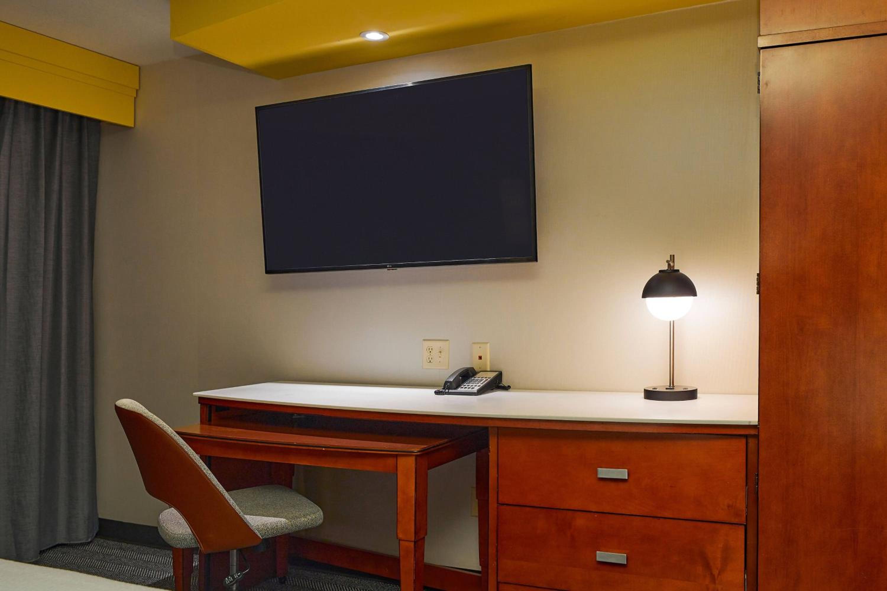 Queen Room with Two Queen Beds - Hearing Accessible - Photo 4