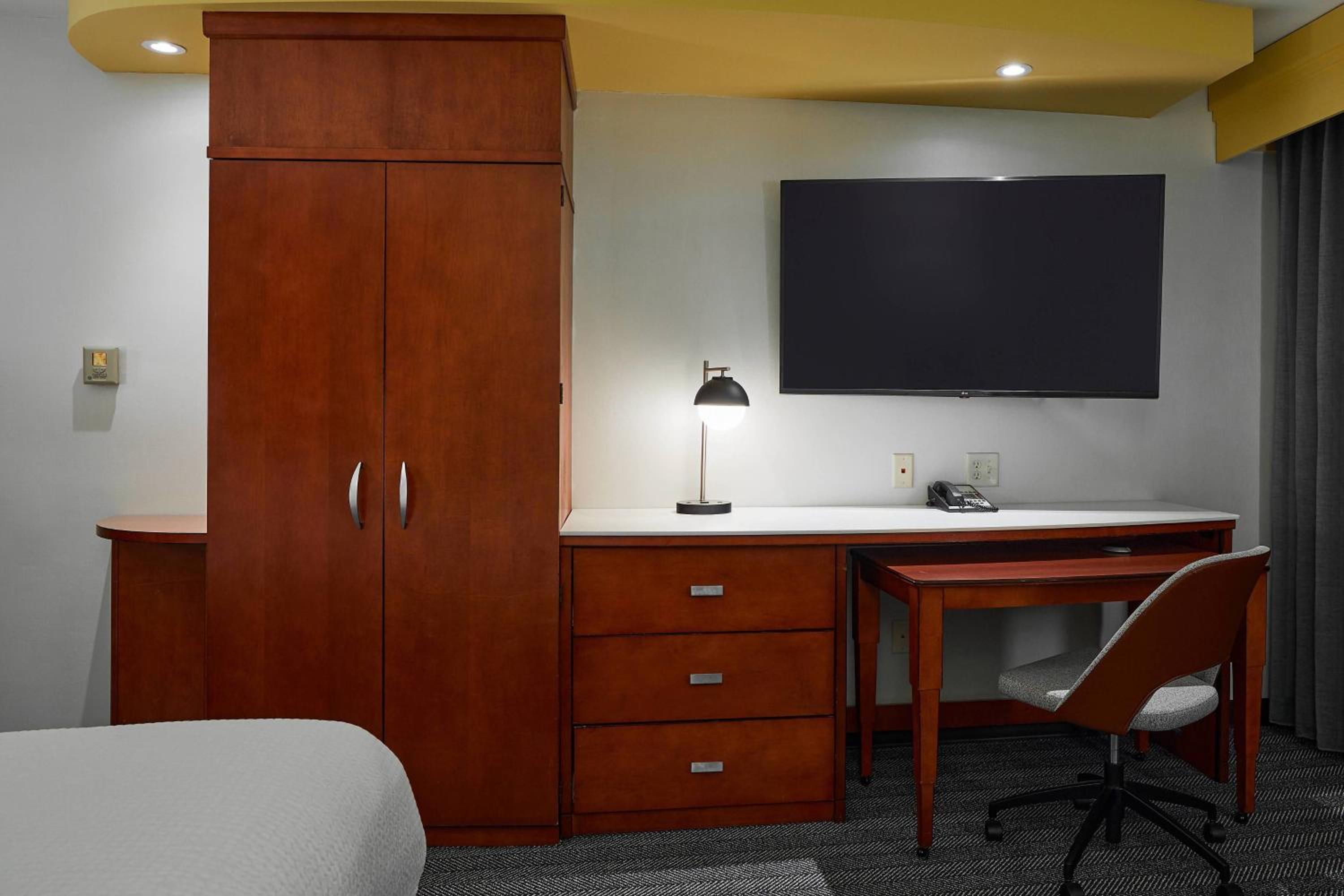 King Room with Bathtub - Mobility Access/Hearing Accessible photo 2