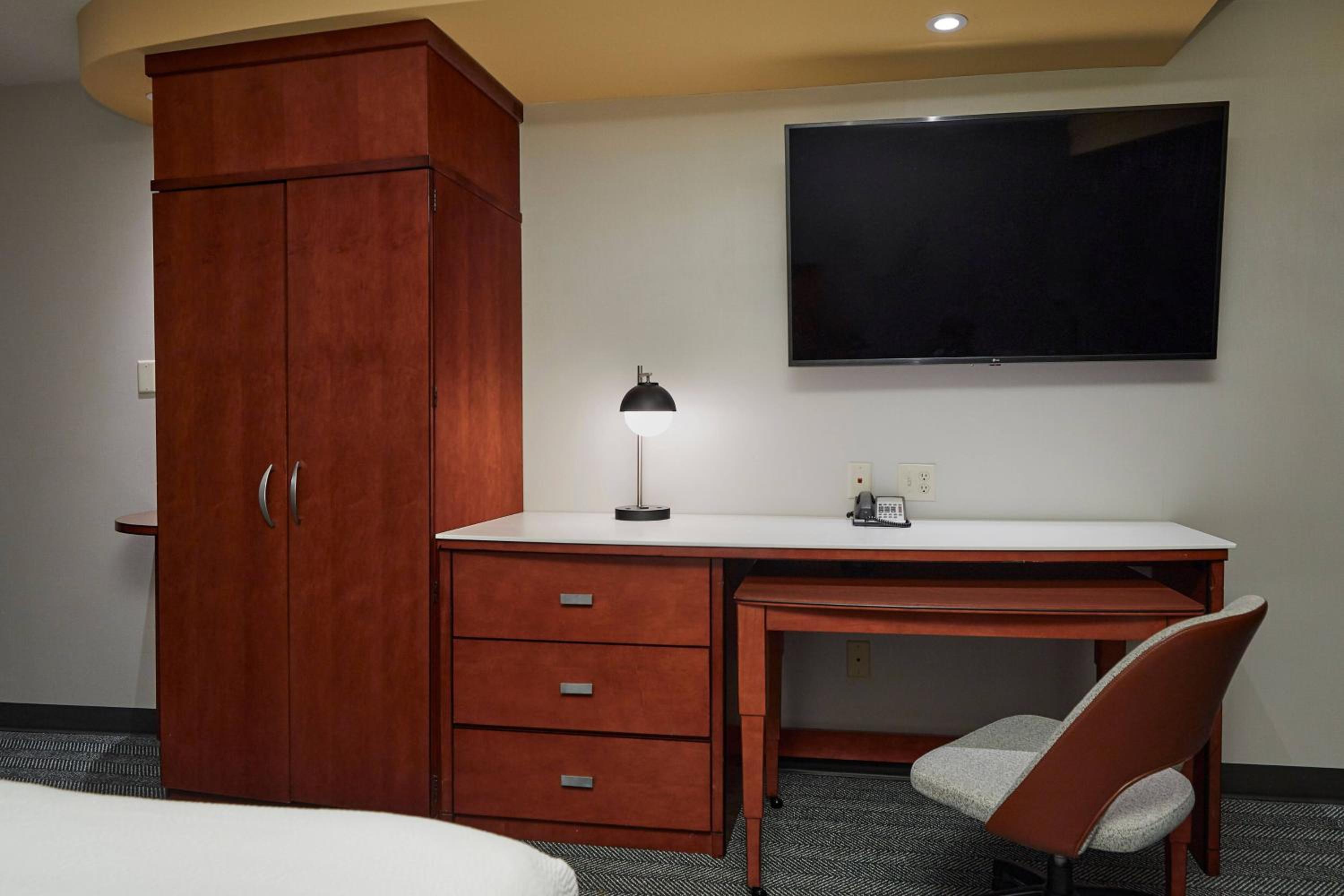 Large King Room - Hearing Accessible  - Photo 3