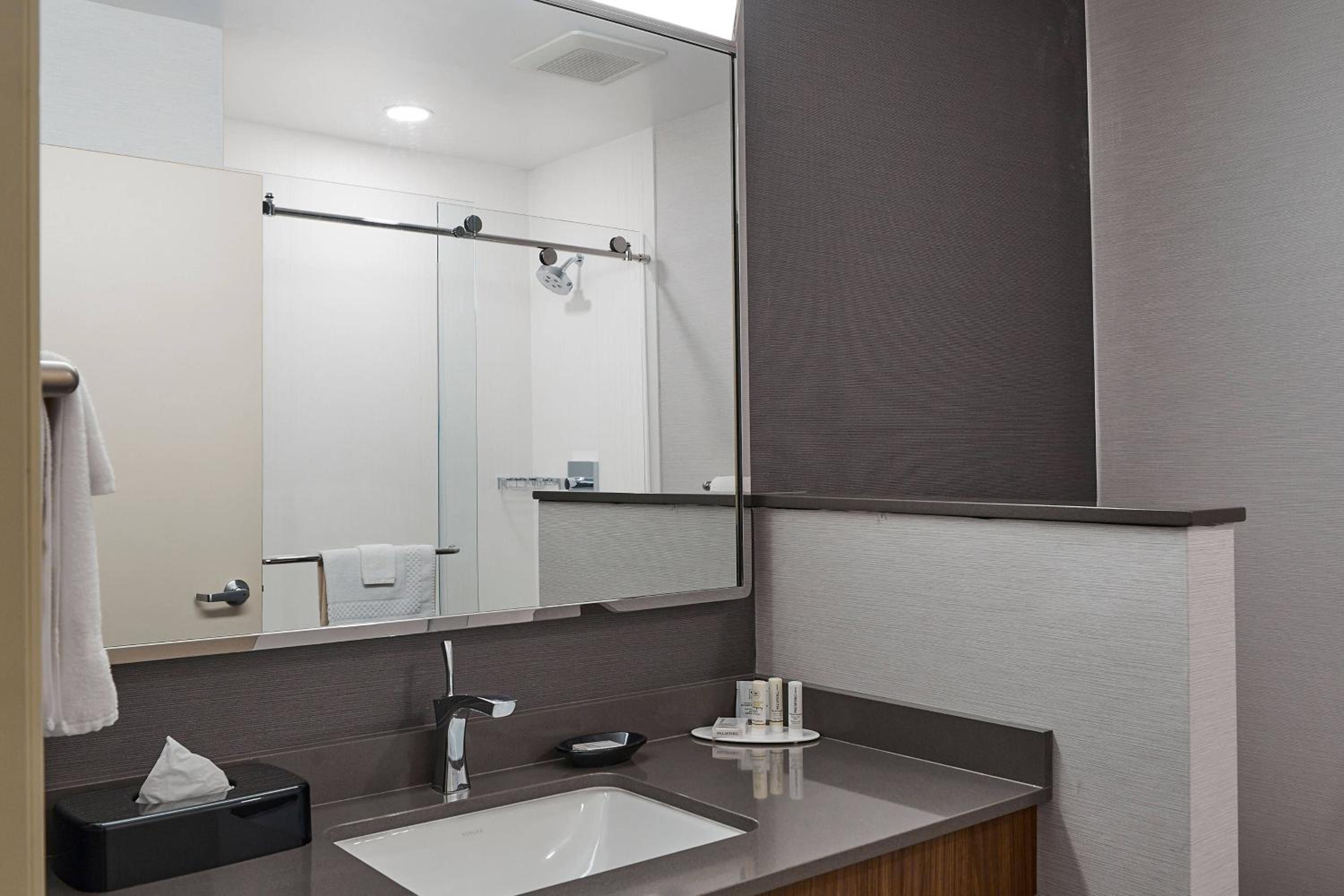 Queen Room with Two Queen Beds - Hearing Accessible - Photo 5