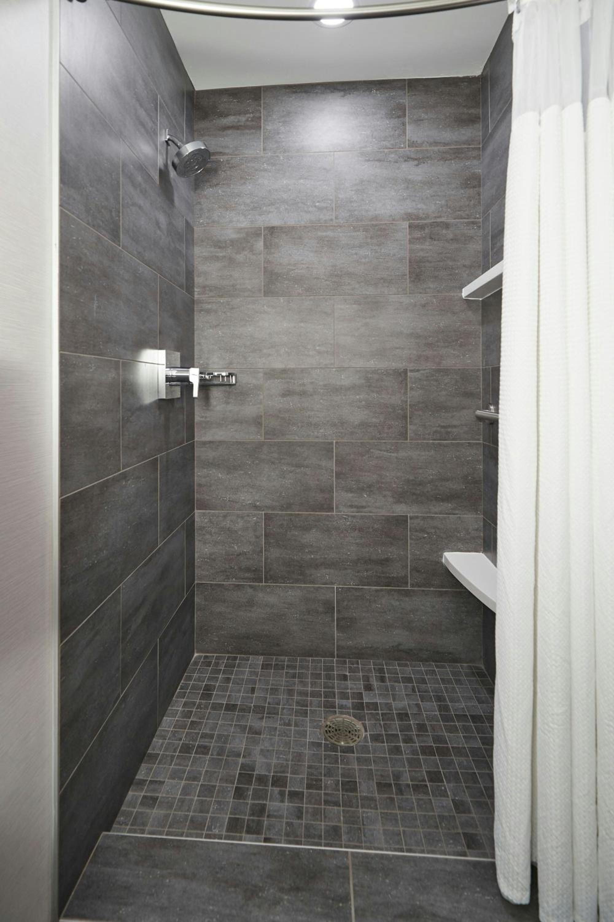Large King Room - Hearing Accessible  - Photo 5
