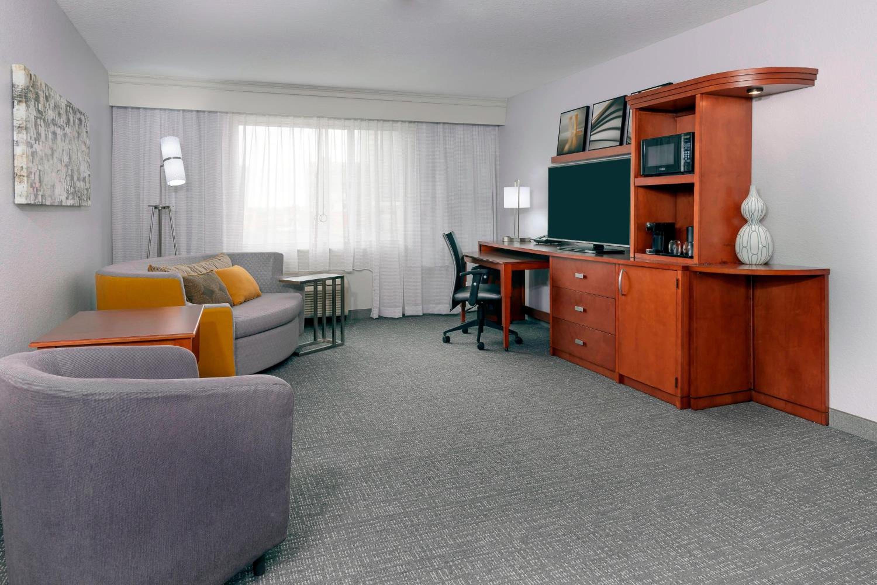One-Bedroom King Suite with Bathtub and Sofa Bed - Mobility Access/Hearing Accessible - Photo 3