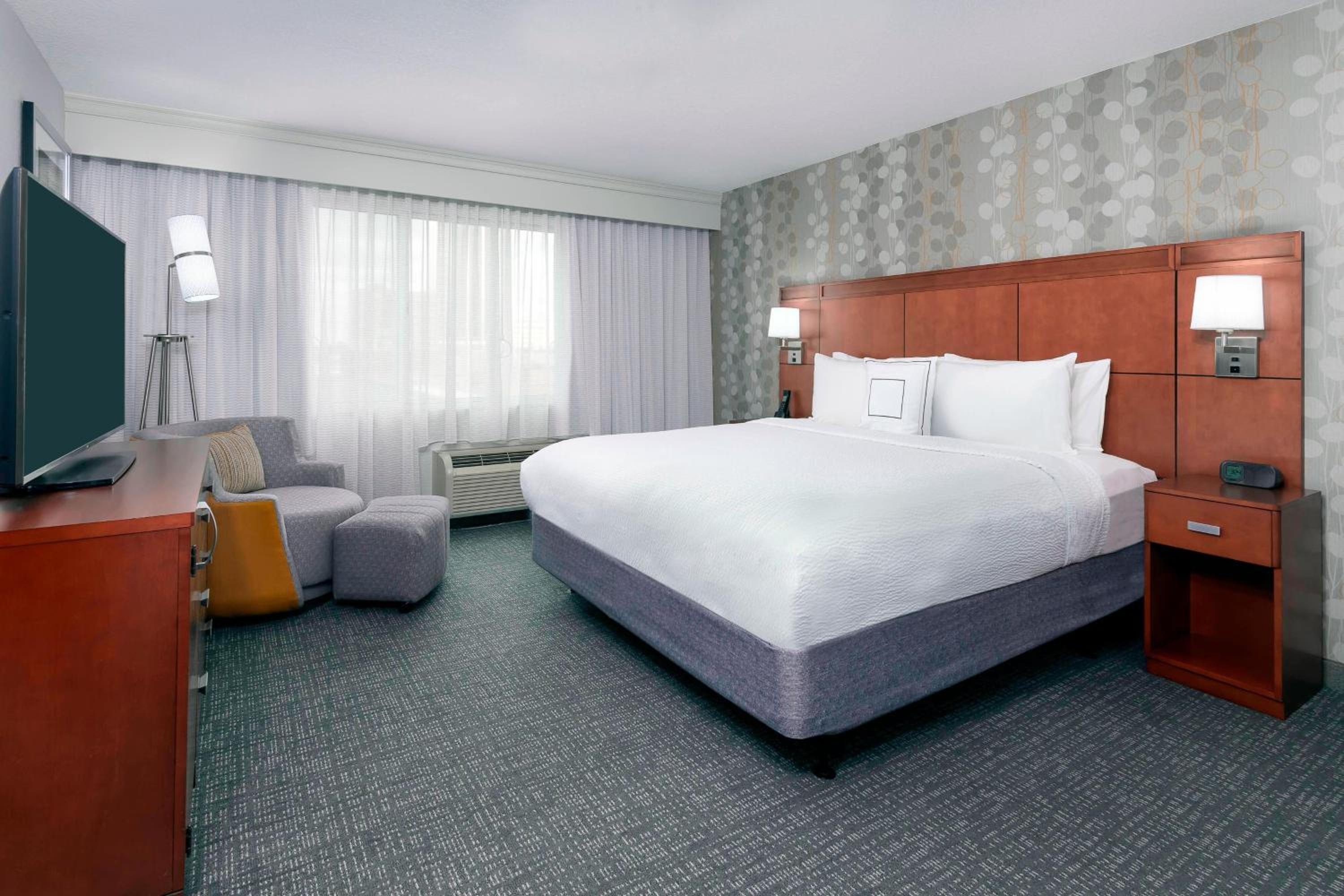 One-Bedroom King Suite with Bathtub and Sofa Bed - Mobility Access/Hearing Accessible - Photo 2