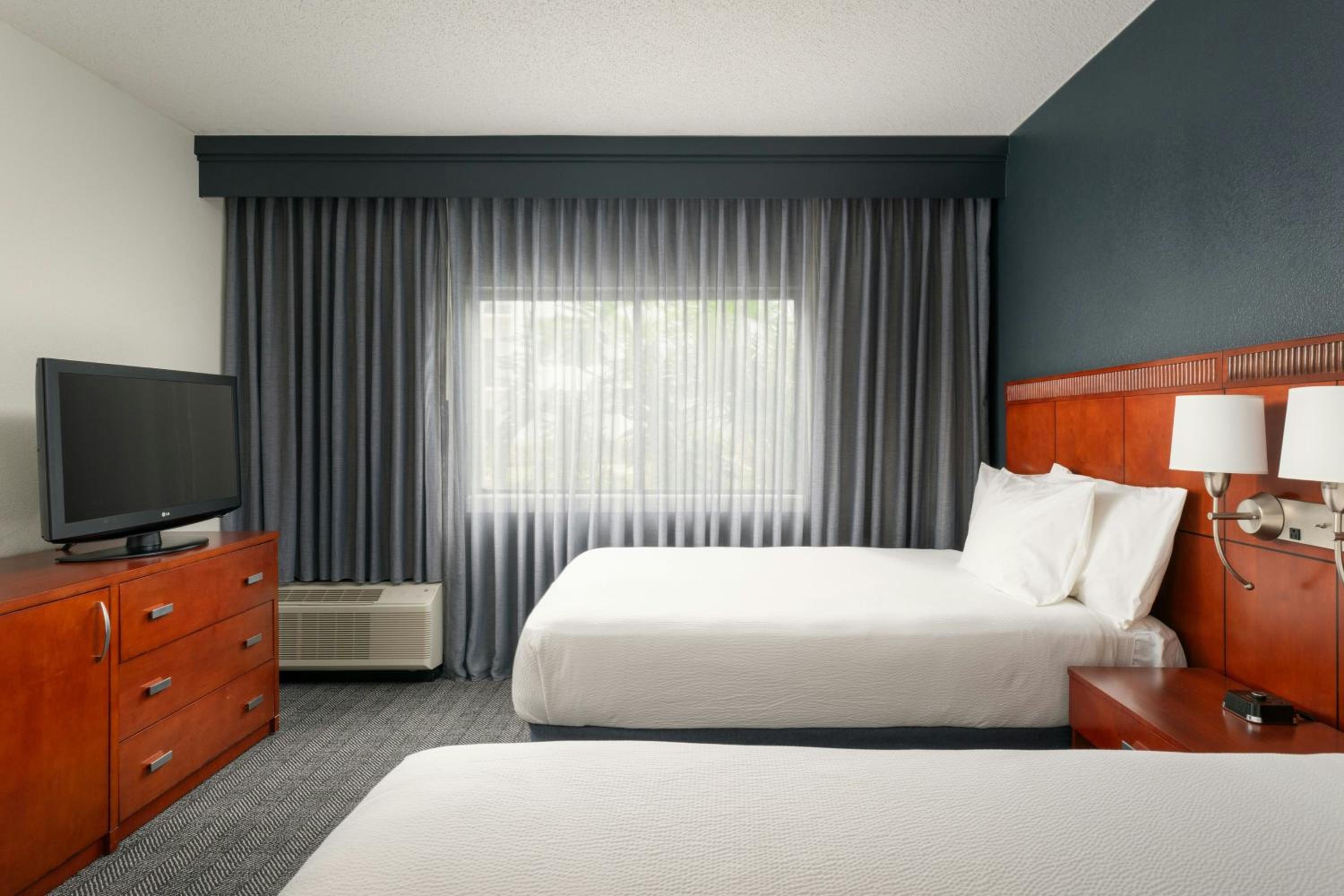 Suite with Two Double Beds and Sofa Bed - Hearing Accessible - Photo 3