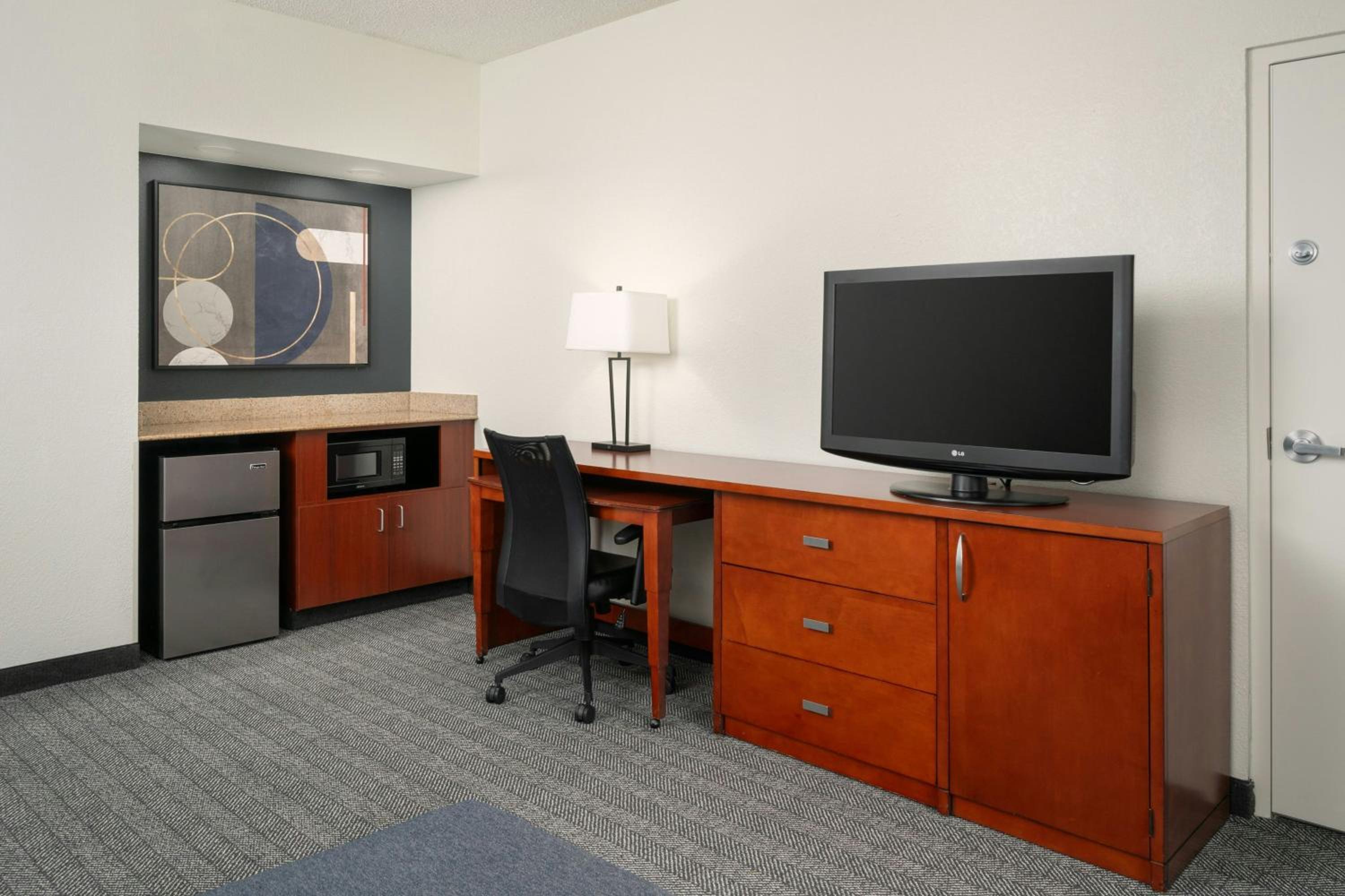Suite with Two Double Beds and Sofa Bed - Hearing Accessible - Photo 4