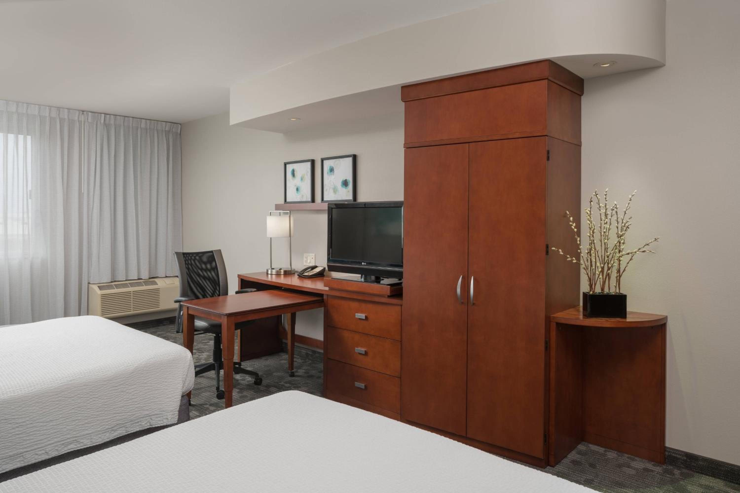 Queen Room with Two Queen Beds with Balcony photo 2