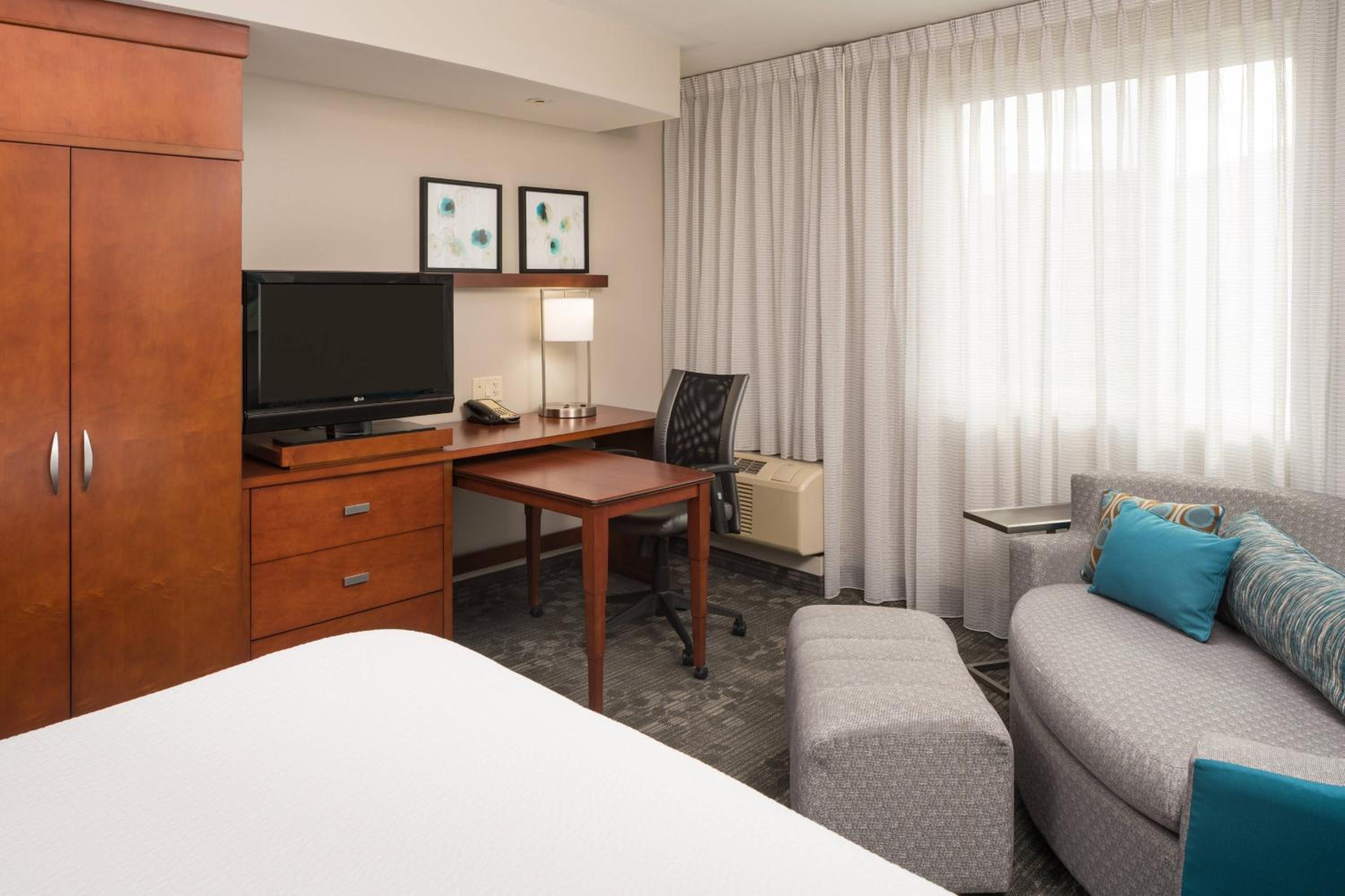 Queen Room with Two Queen Beds with Balcony photo 3