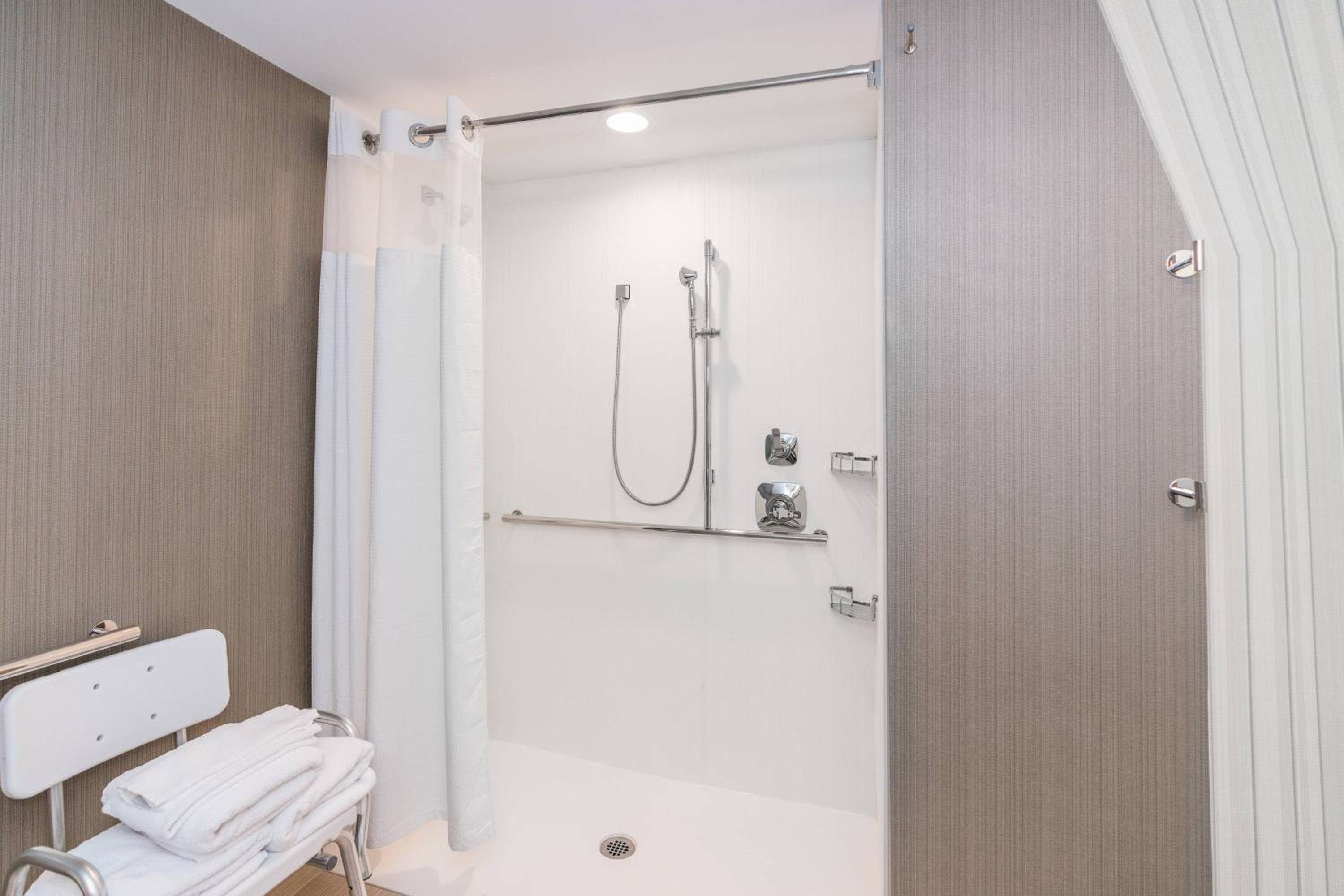 King Room with Sofa Bed and Adapted Tub - Mobility and Hearing Accessible photo 3