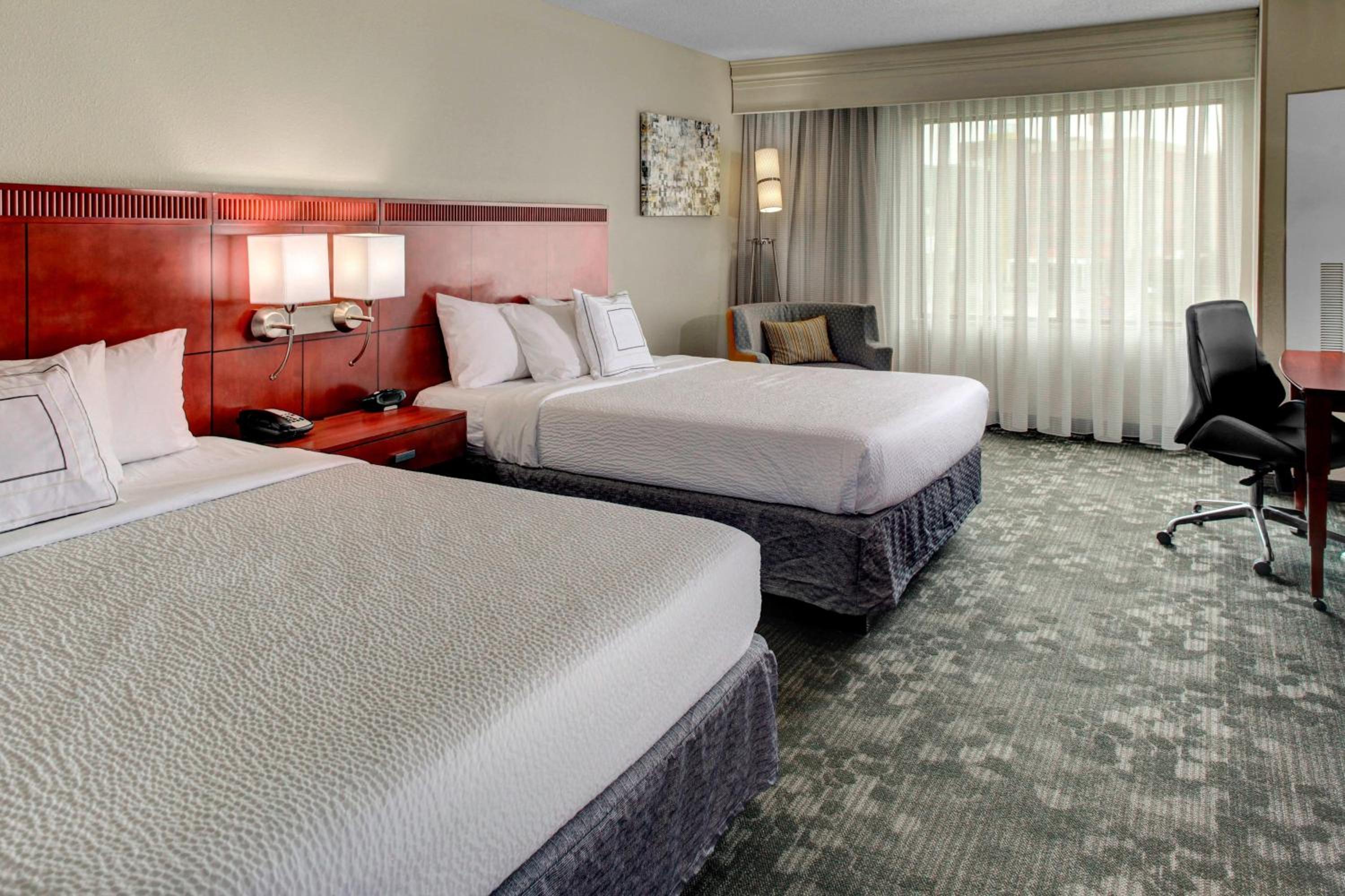 Queen Room with Two Queen Beds - Hearing Accessible - Photo 4