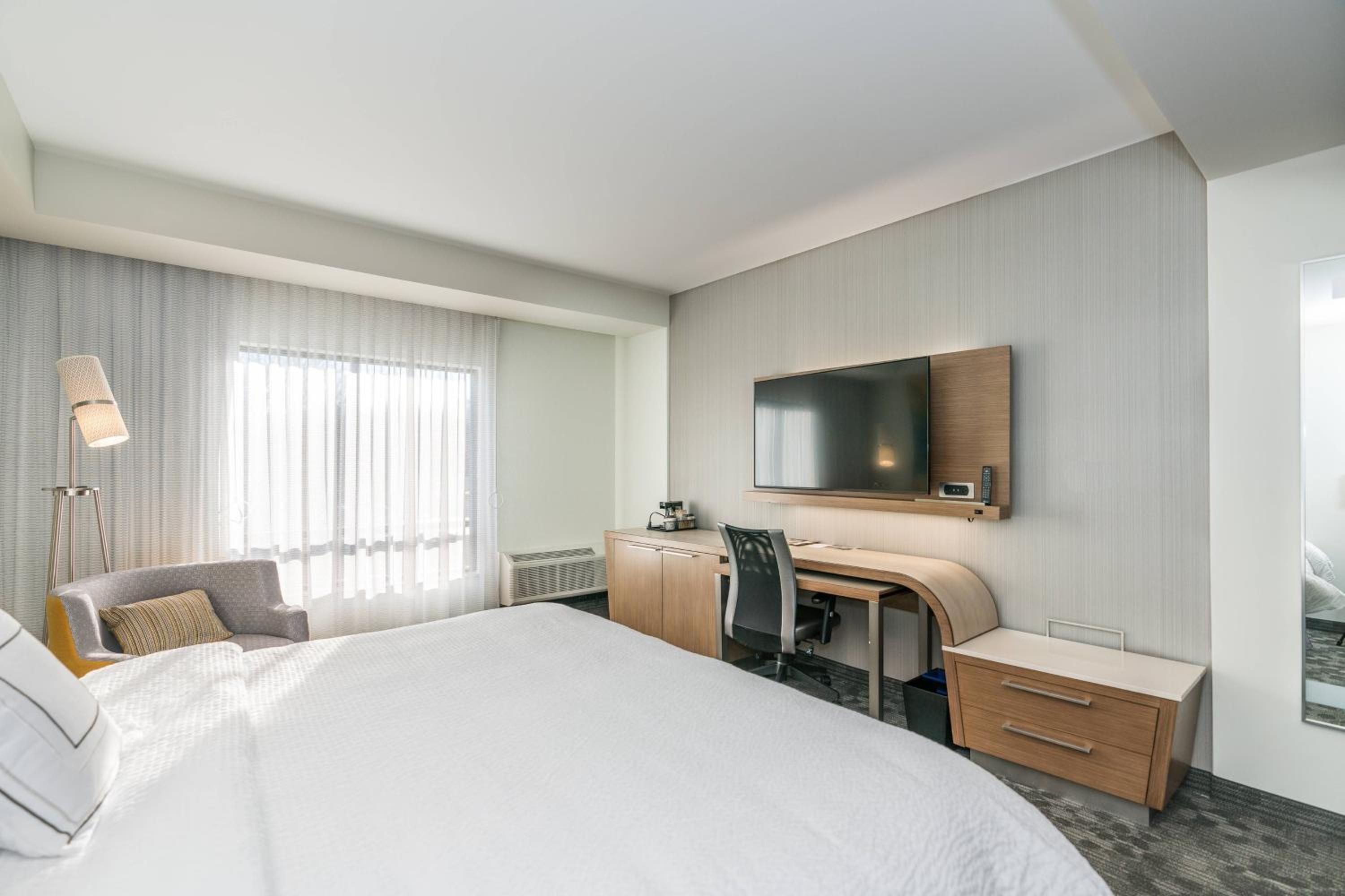 King Room with Sofa Bed and Adapted Tub - Mobility and Hearing Accessible photo 2