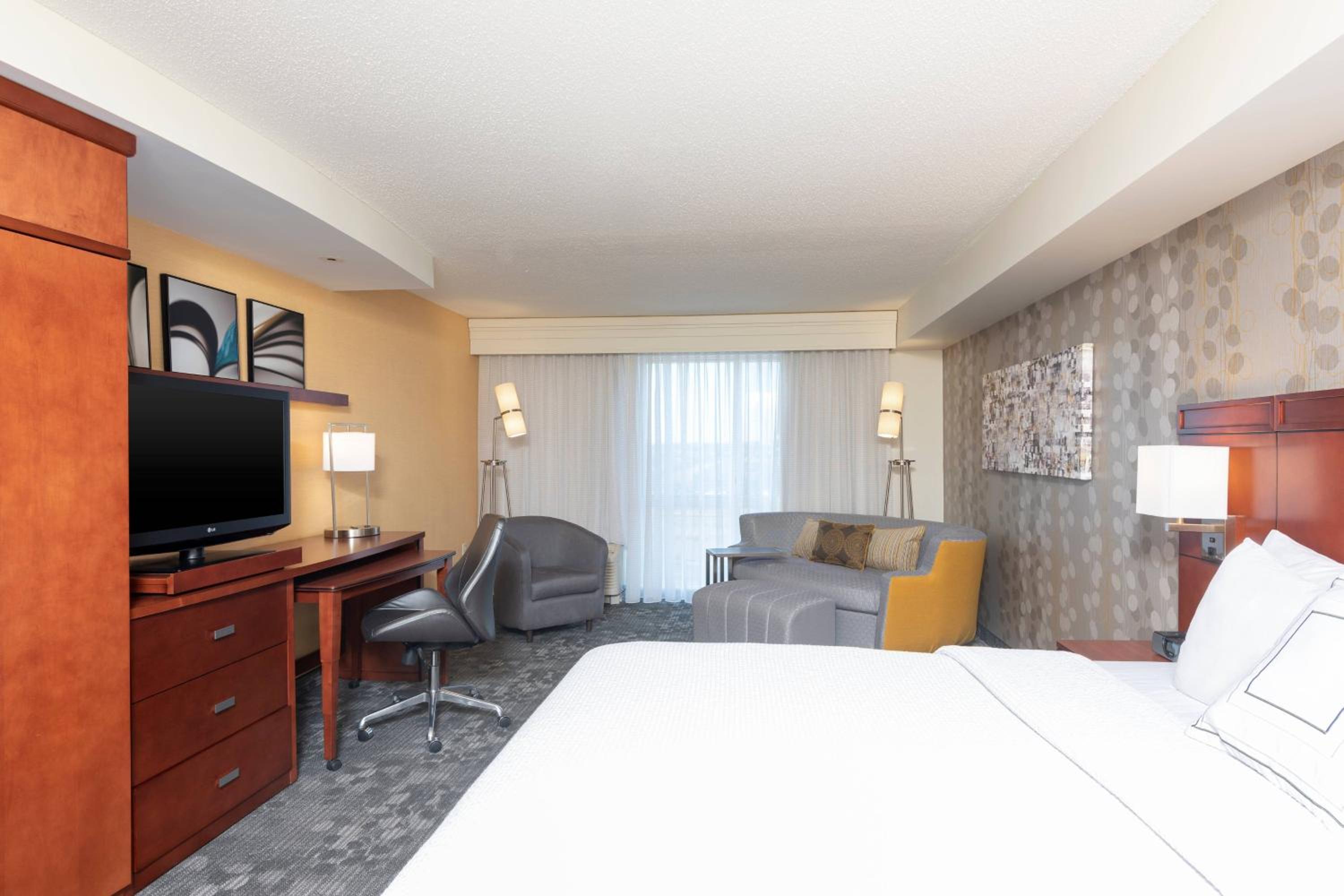 King Room with Sofa Bed - Hearing Accessible - Photo 4