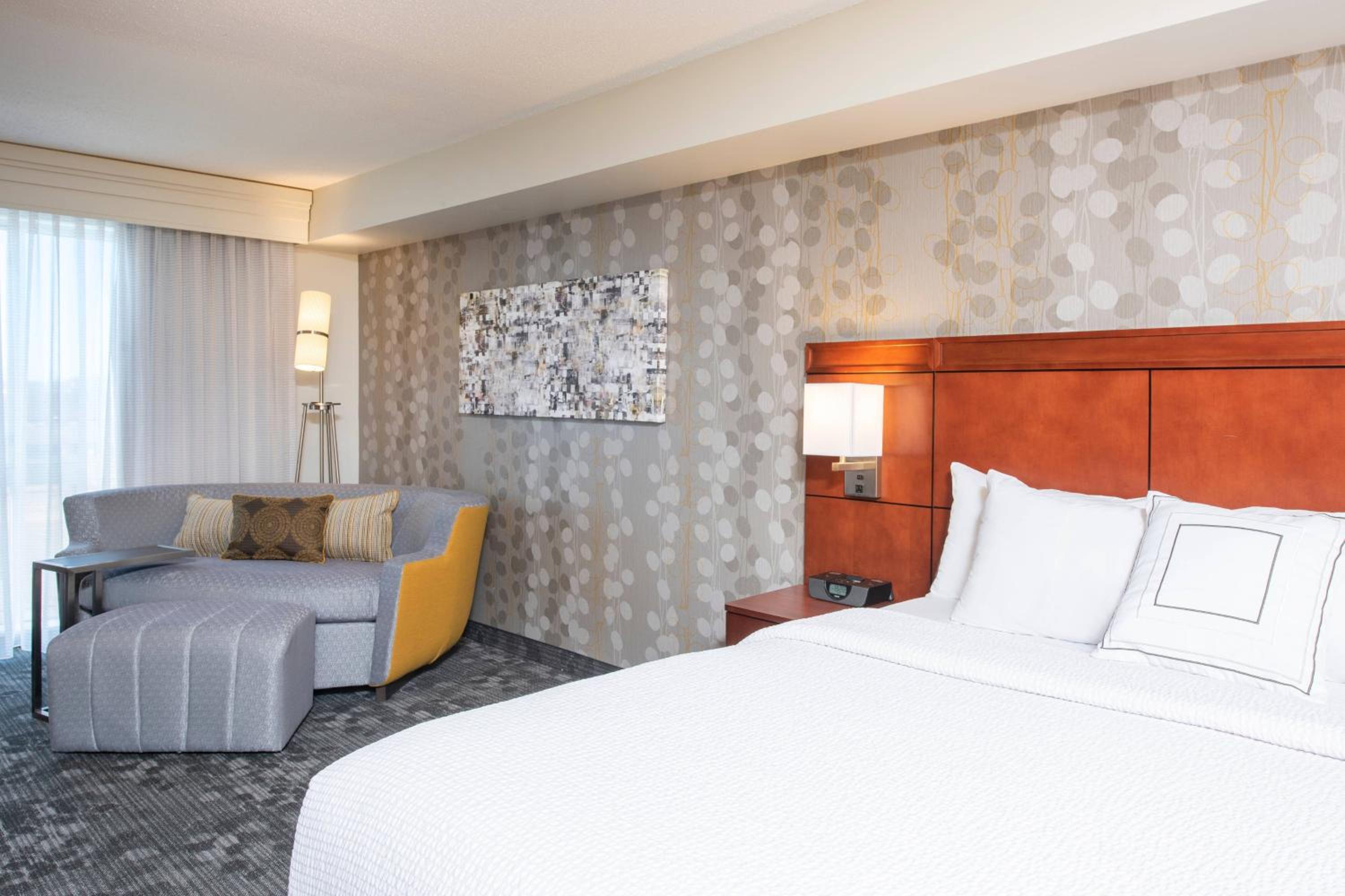 King Room with Sofa Bed - Hearing Accessible - Photo 7