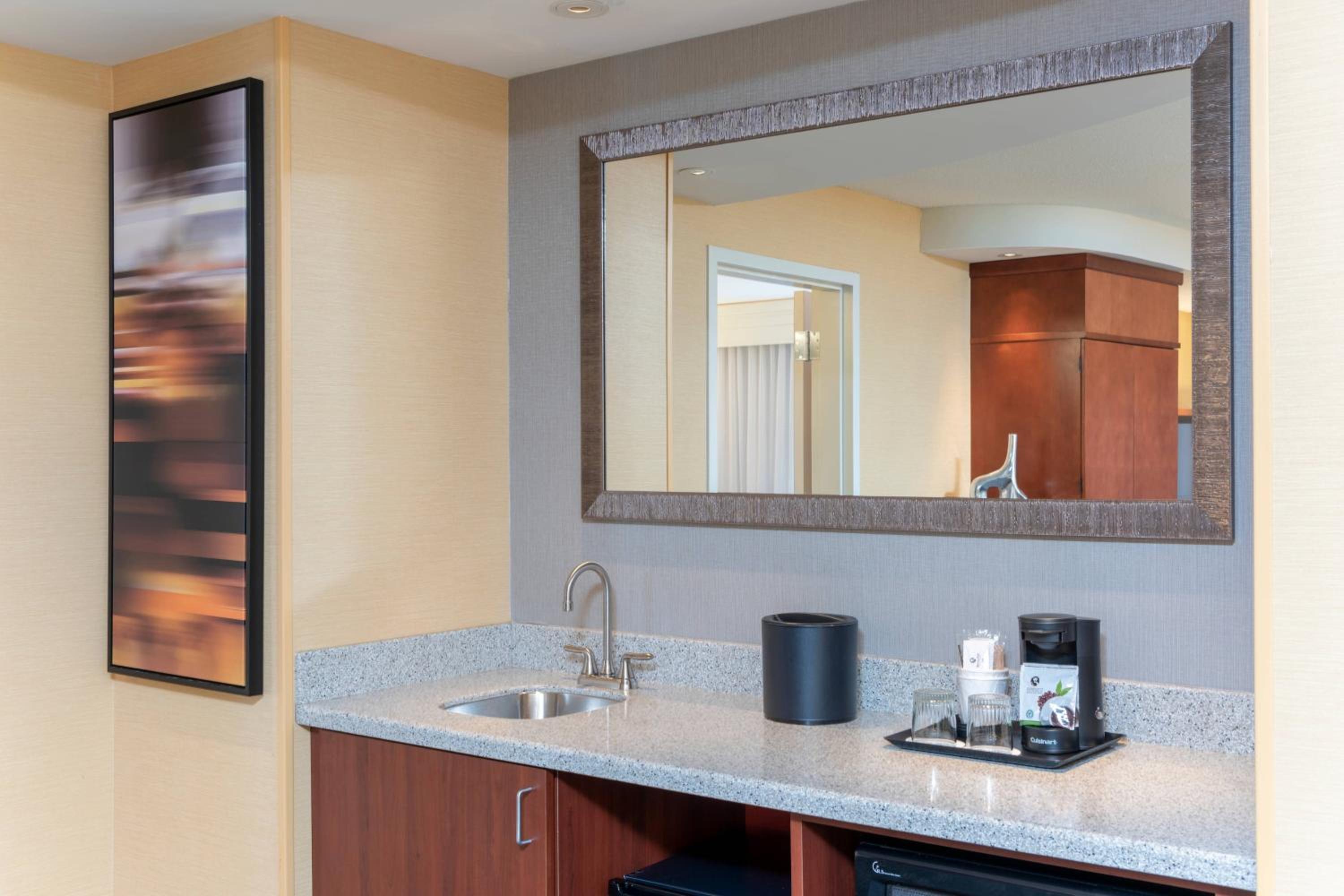 One-Bedroom King Suite with Sofa Bed - Hearing Accessible - Photo 4