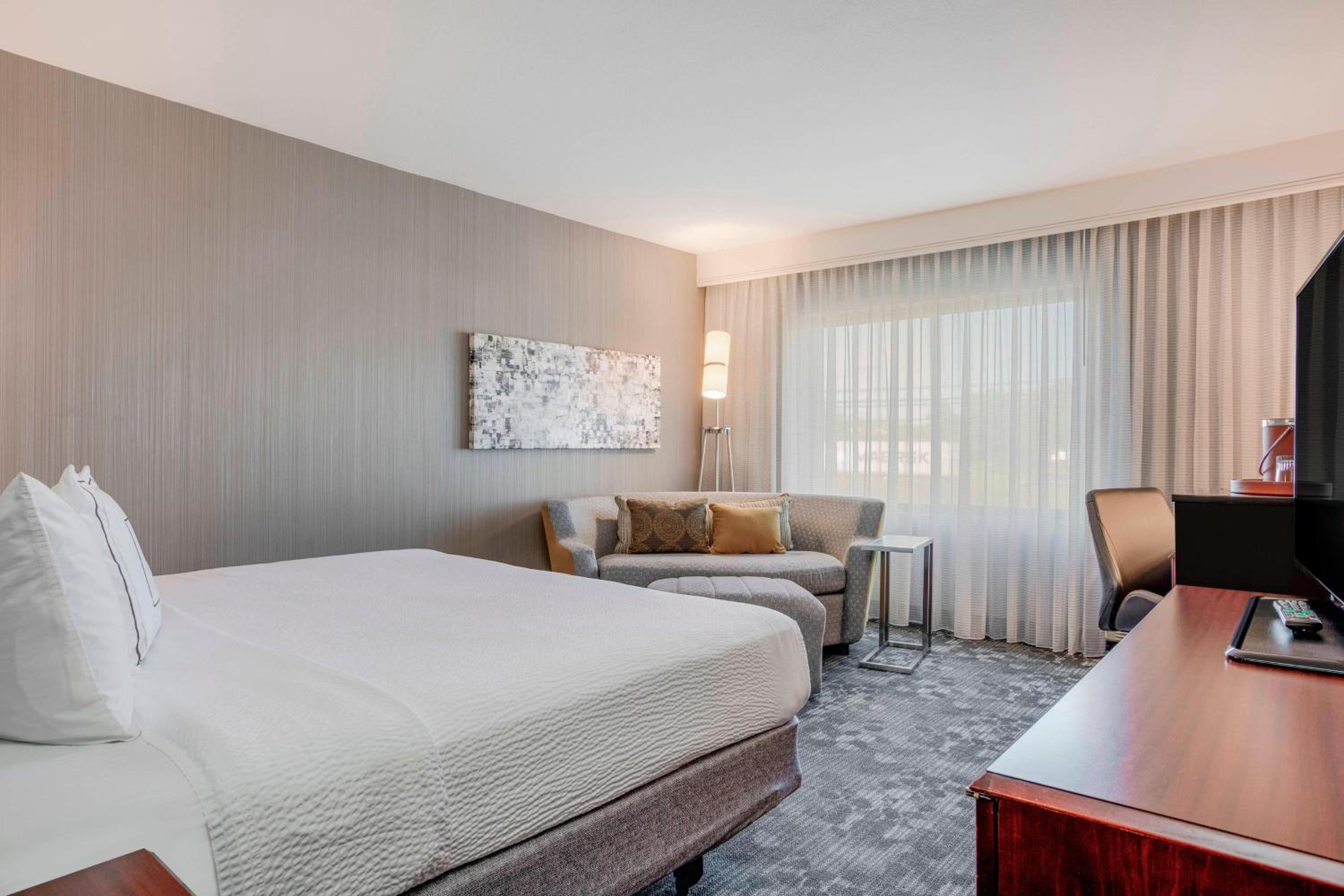 King Room with Sofa Bed - Hearing Accessible - Photo 2