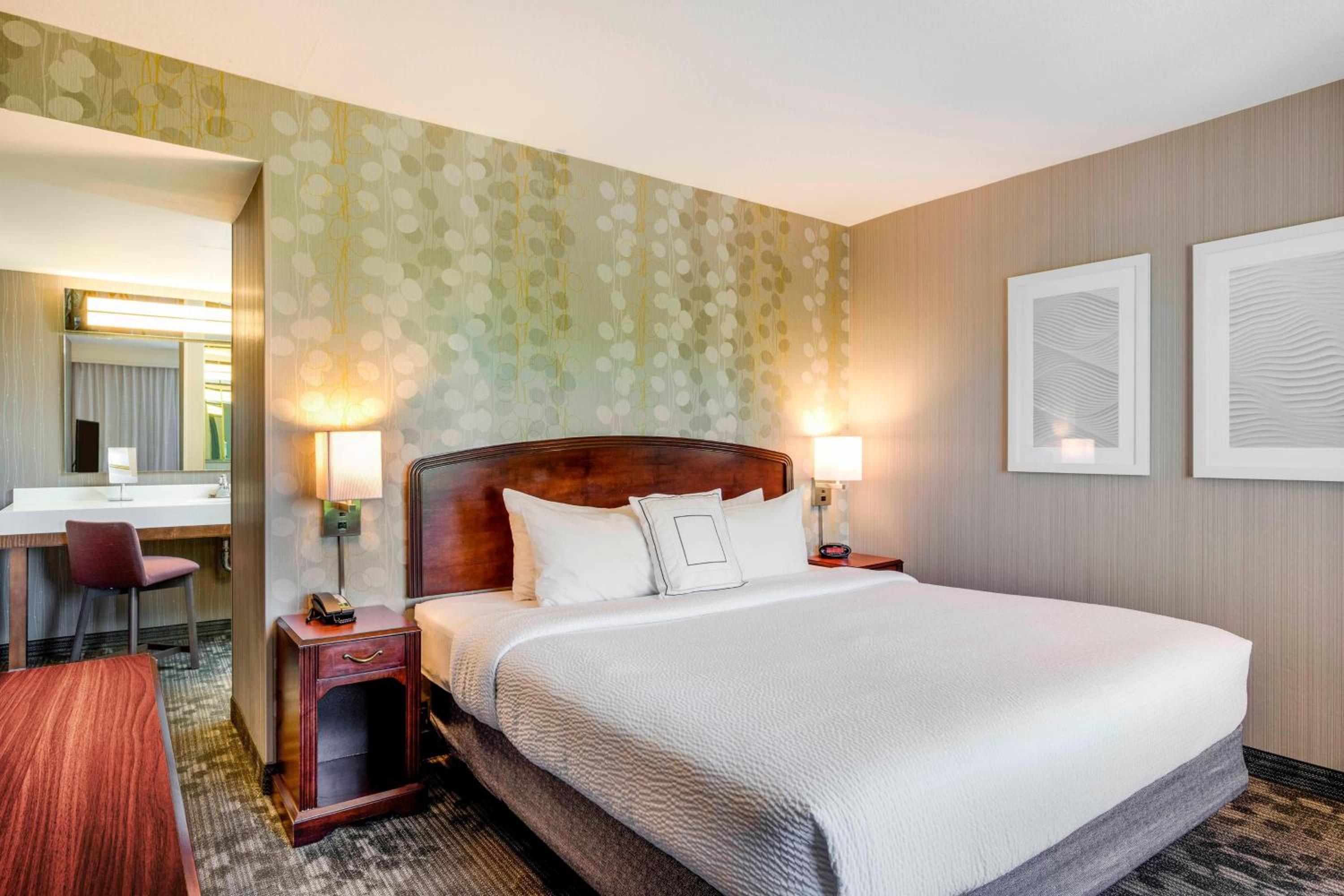 One-Bedroom King Suite with Sofa Bed - Photo 2
