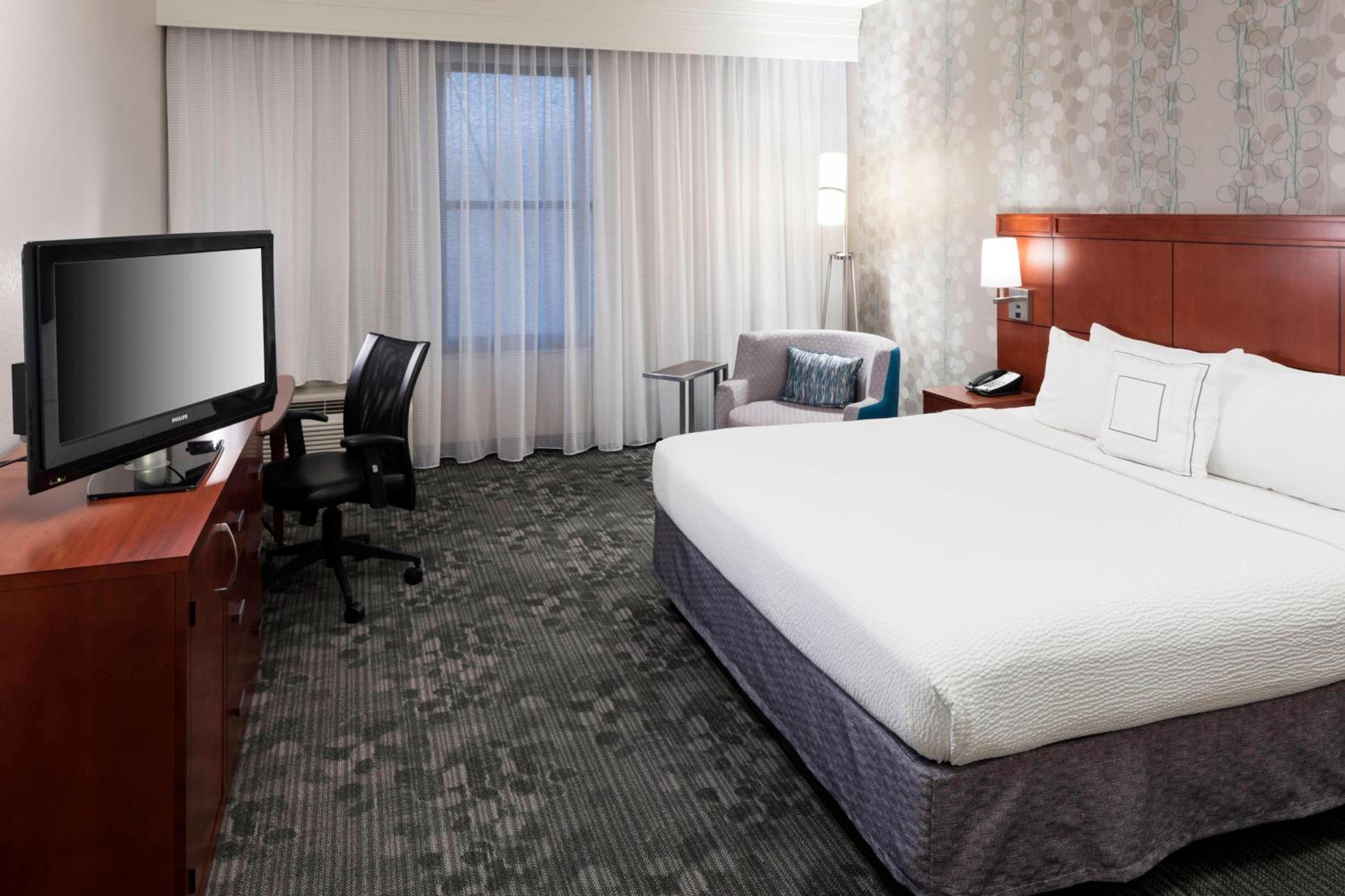 One-Bedroom King Suite with Roll-In Shower and Sofa Bed - Mobility Access - Photo 2