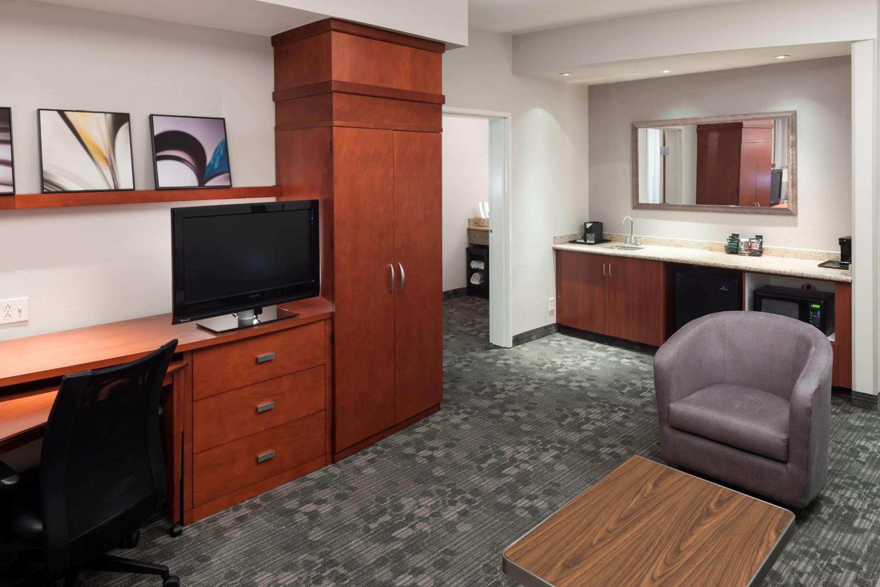 One-Bedroom King Suite with Roll-In Shower and Sofa Bed - Mobility Access - Photo 4