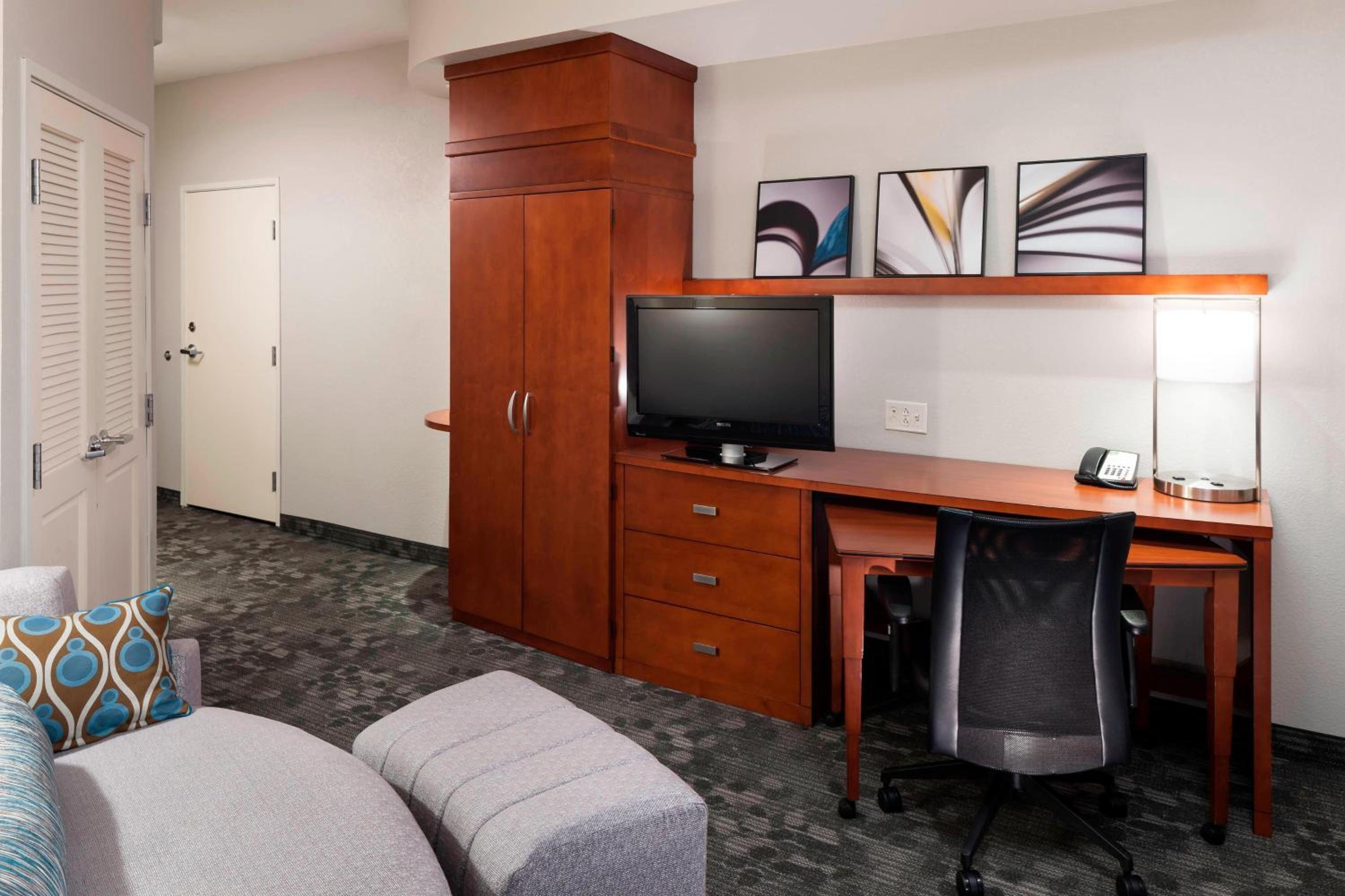 One-Bedroom King Suite with Sofa Bed - Photo 3