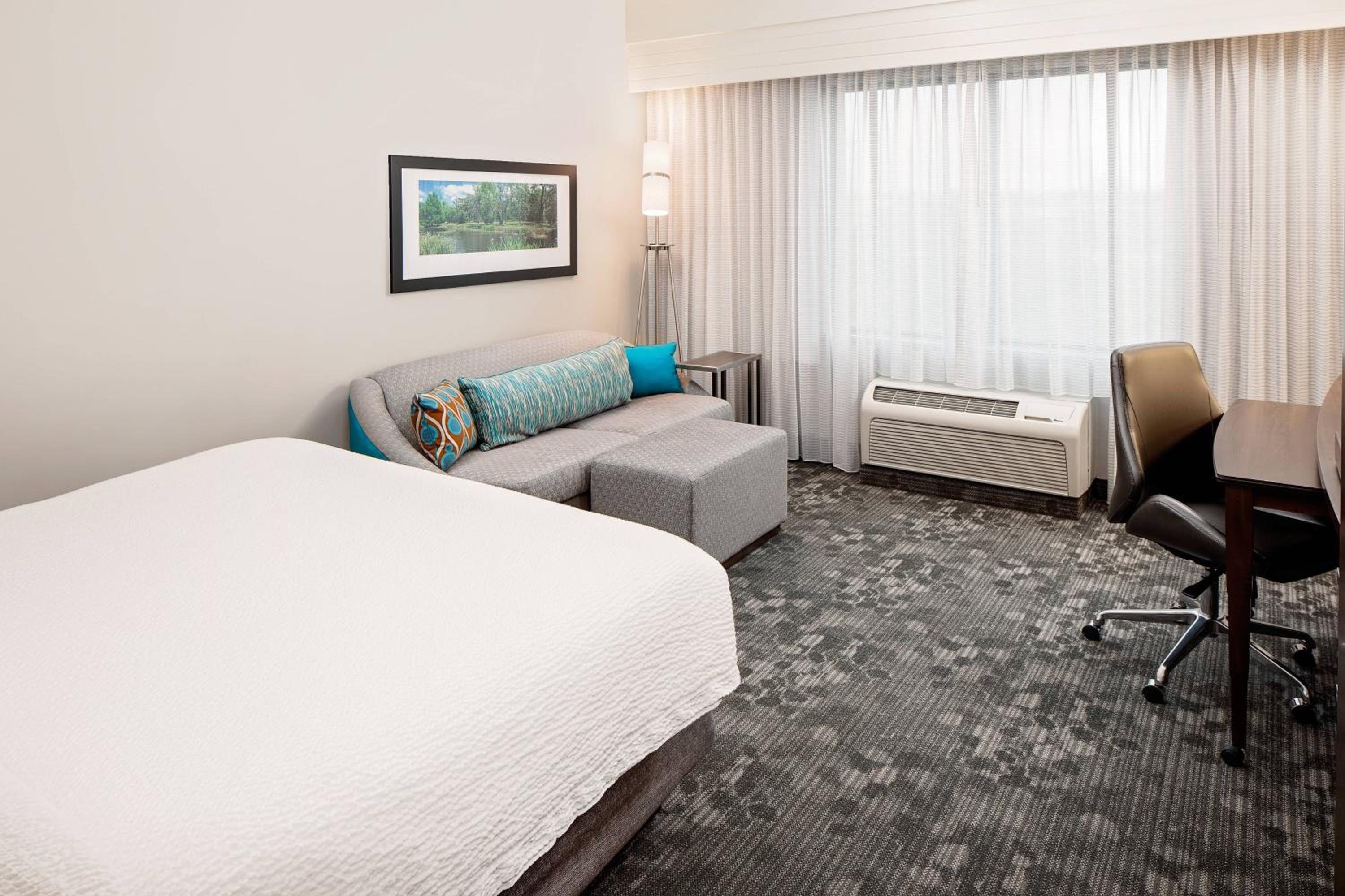 King Room with Sofa Bed - Photo 2
