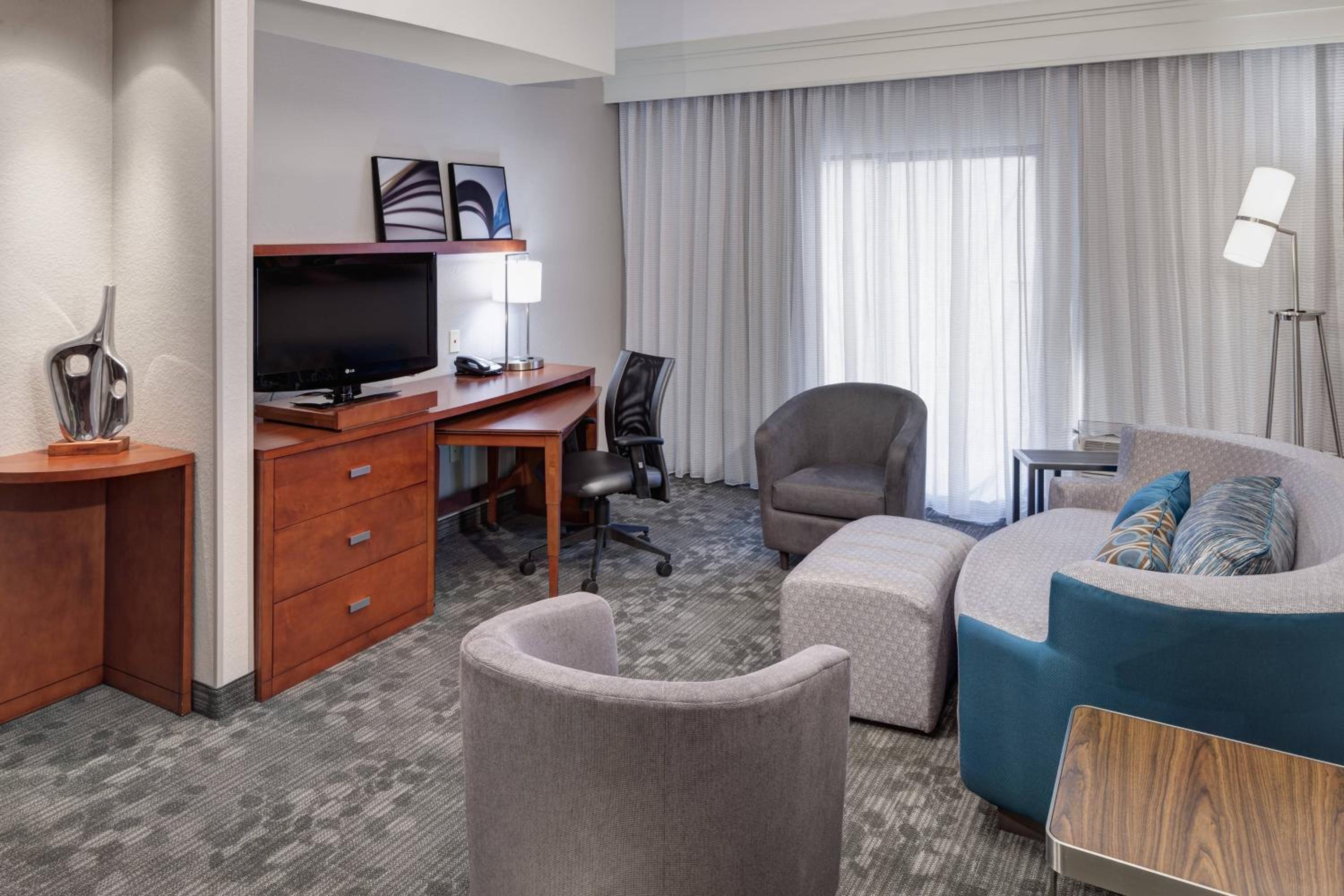 King Suite with Pool View, Balcony, Sofa Bed and Sitting Area - Photo 2