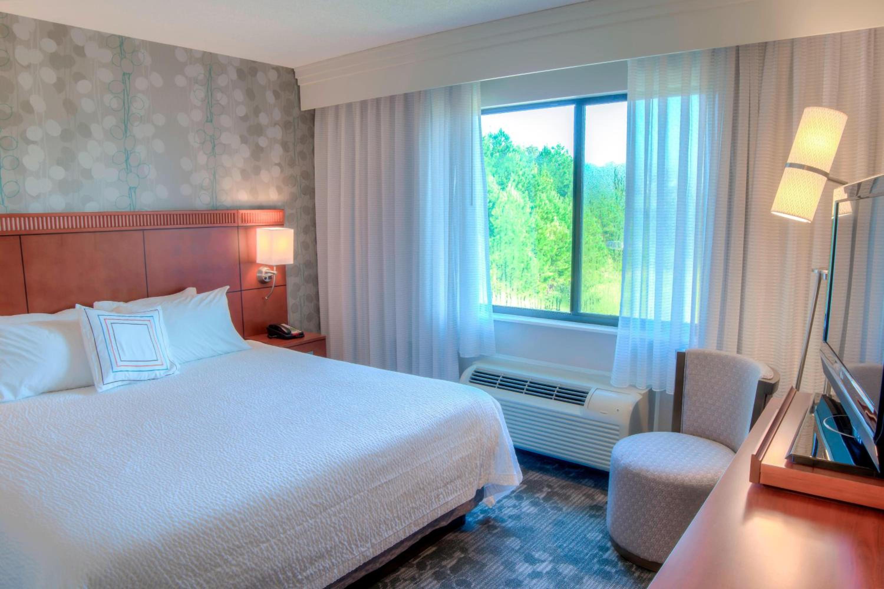 King Room with Sofa Bed - Photo 2