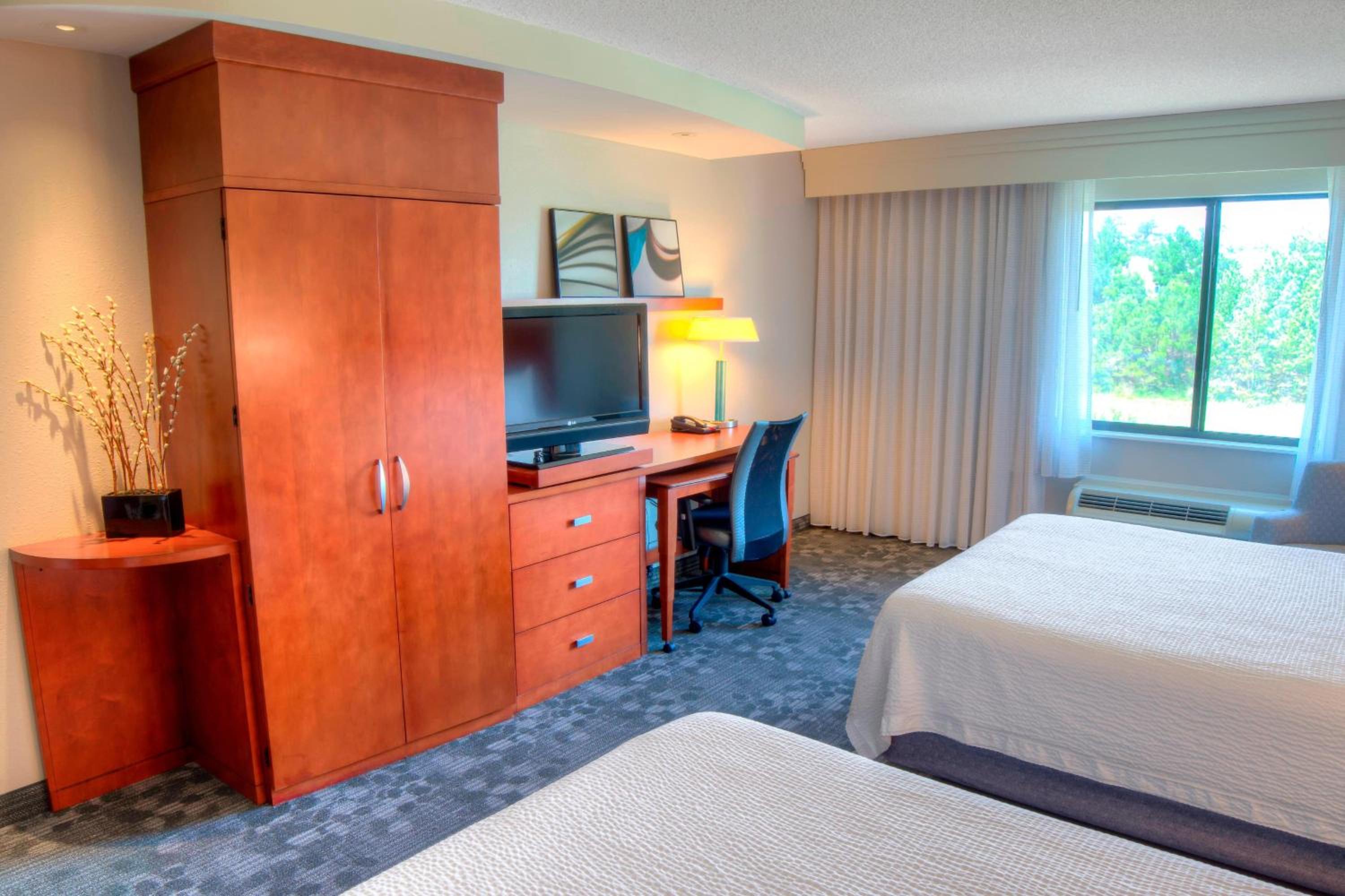 Queen Room with Two Queen Beds and Transfer Shower - Mobility and Hearing Accessible - Photo 2