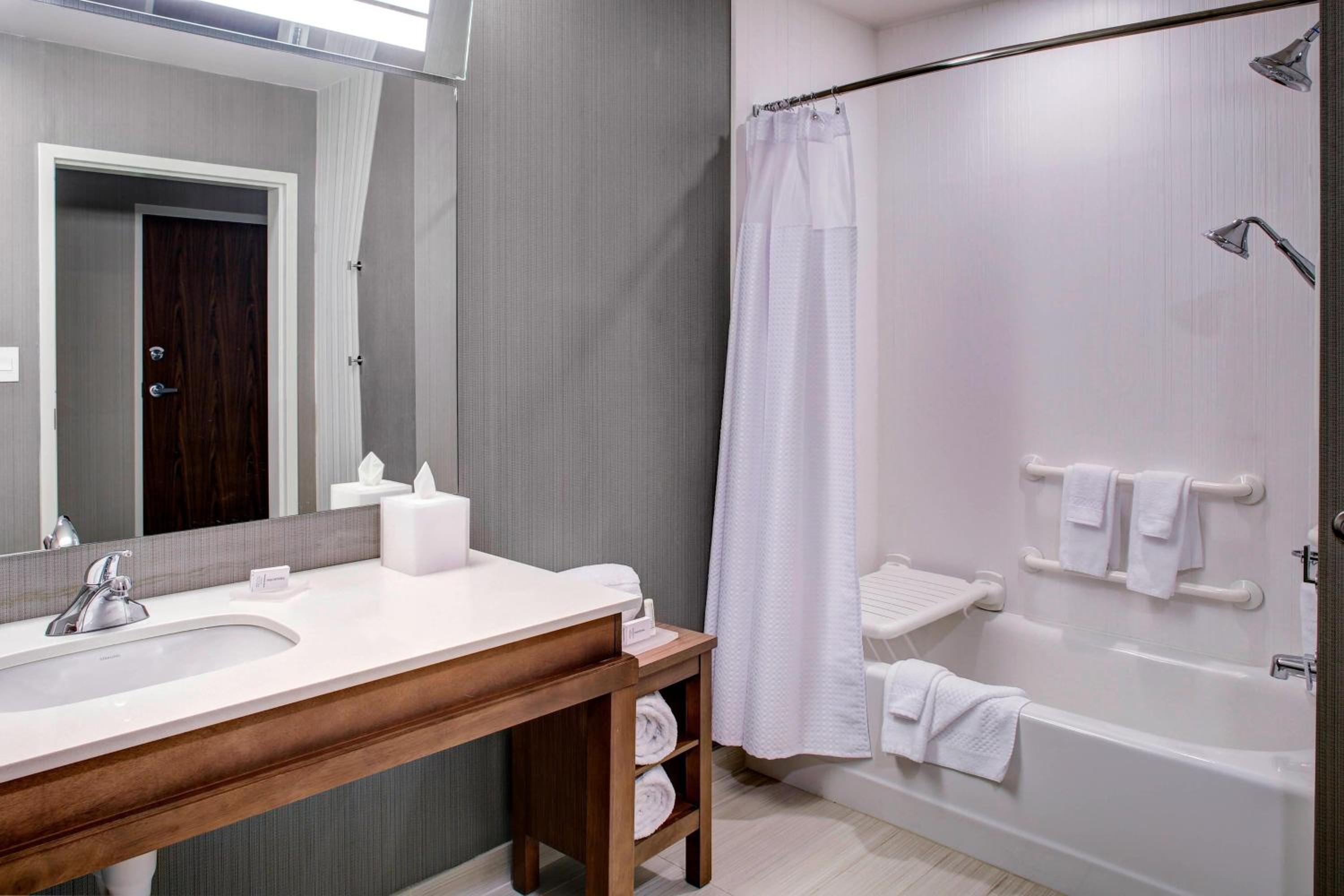 Queen Room with Two Queen Beds - Hearing Accessible/High Floor