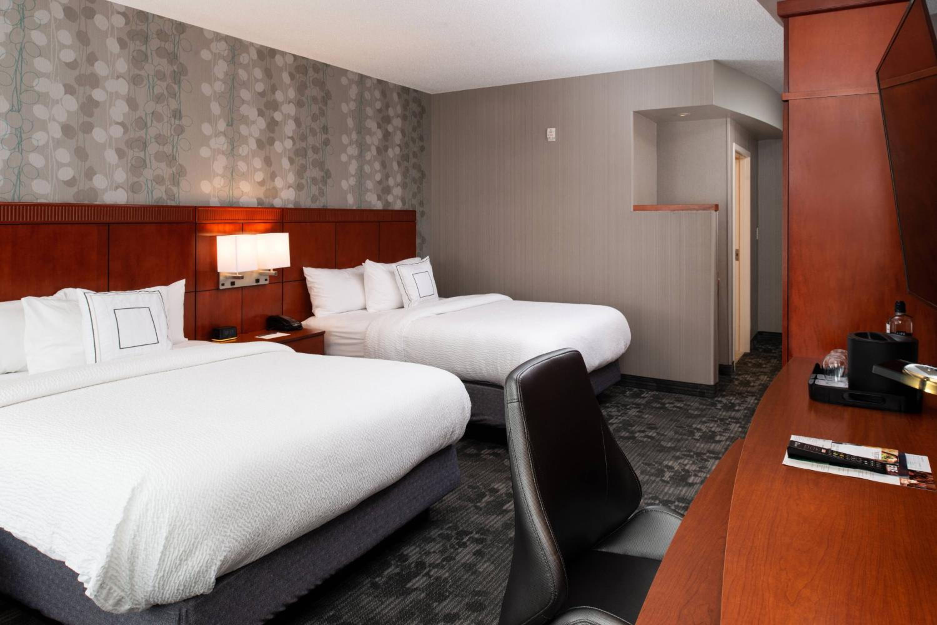 Queen Room with Two Queen Beds - Photo 2