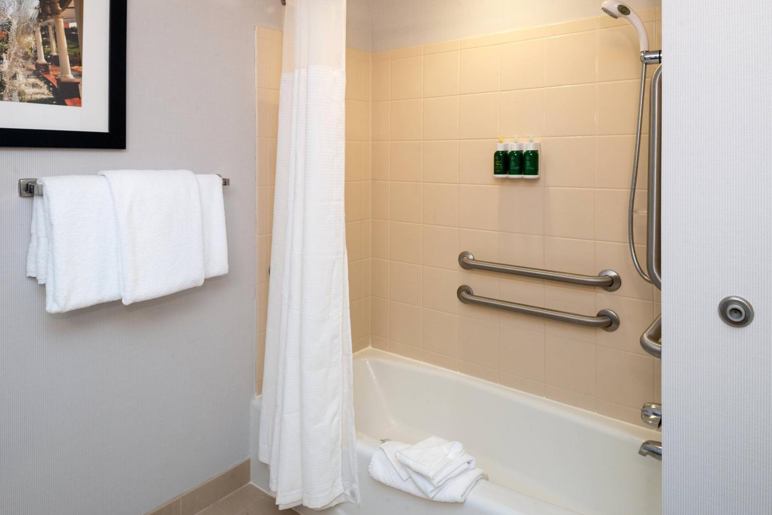 King Room with Sofa Bed and Adapted Tub - Mobility and Hearing Accessible - Photo 7