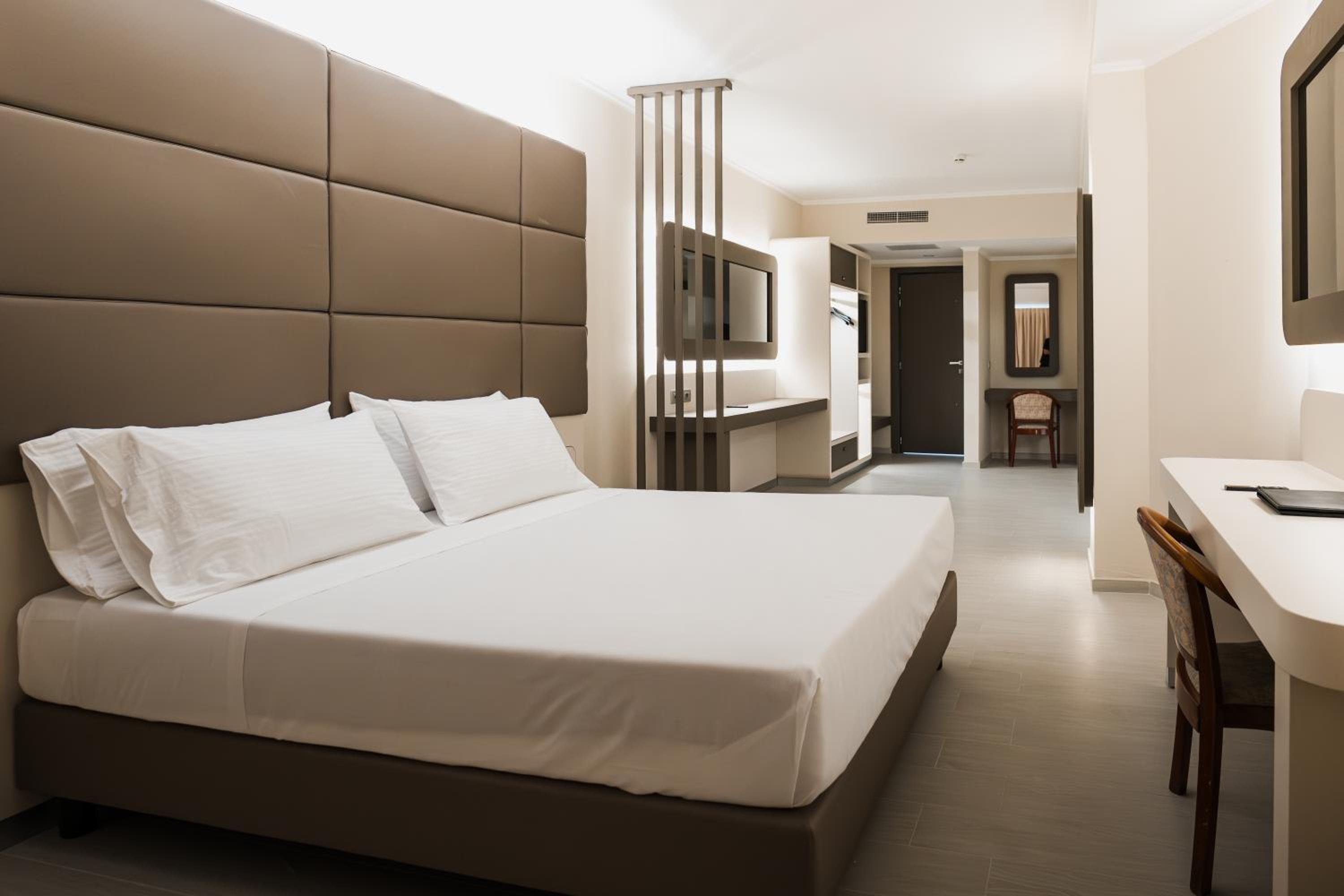 Deluxe Junior Suite - Photo 11