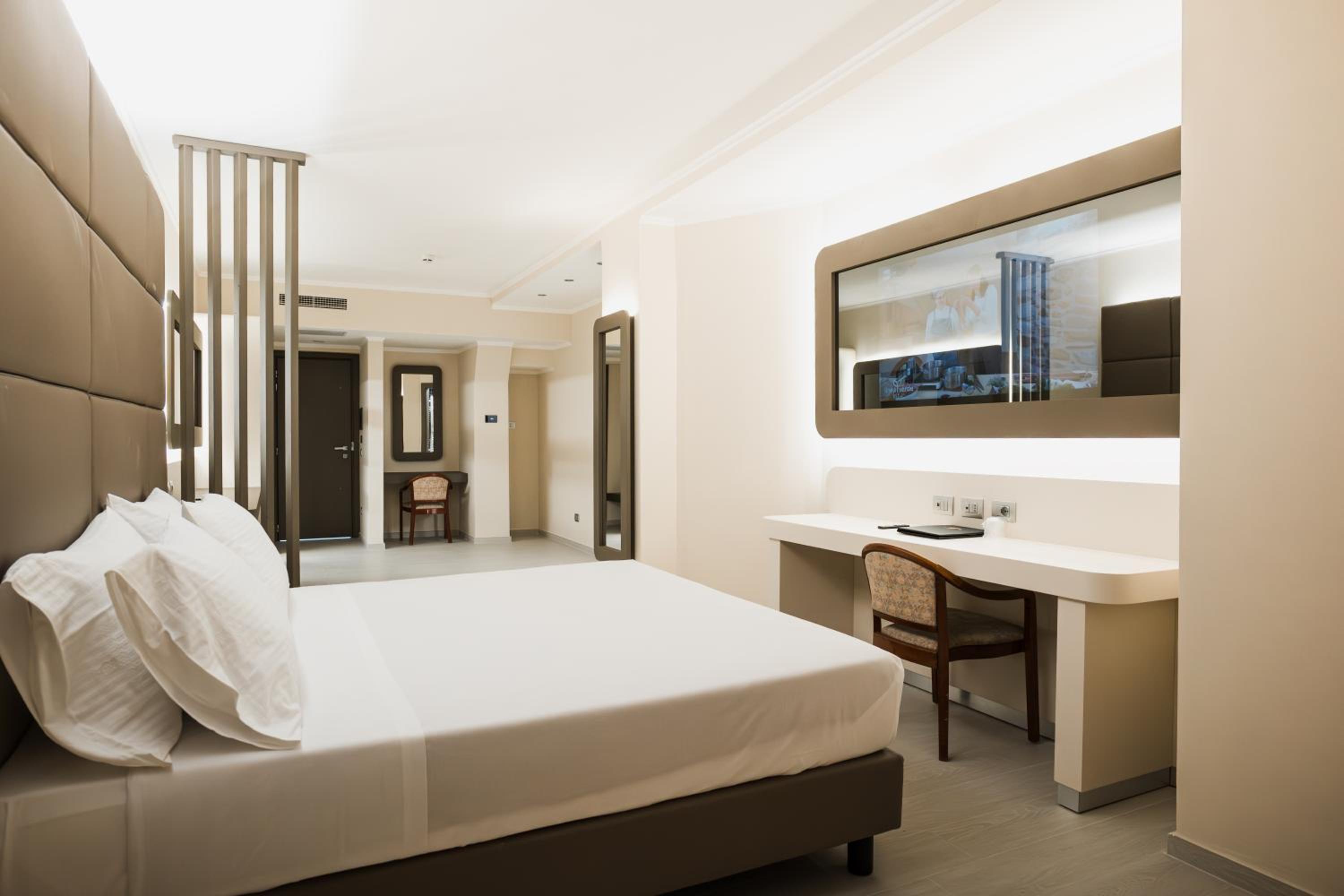 Deluxe Junior Suite - Photo 10