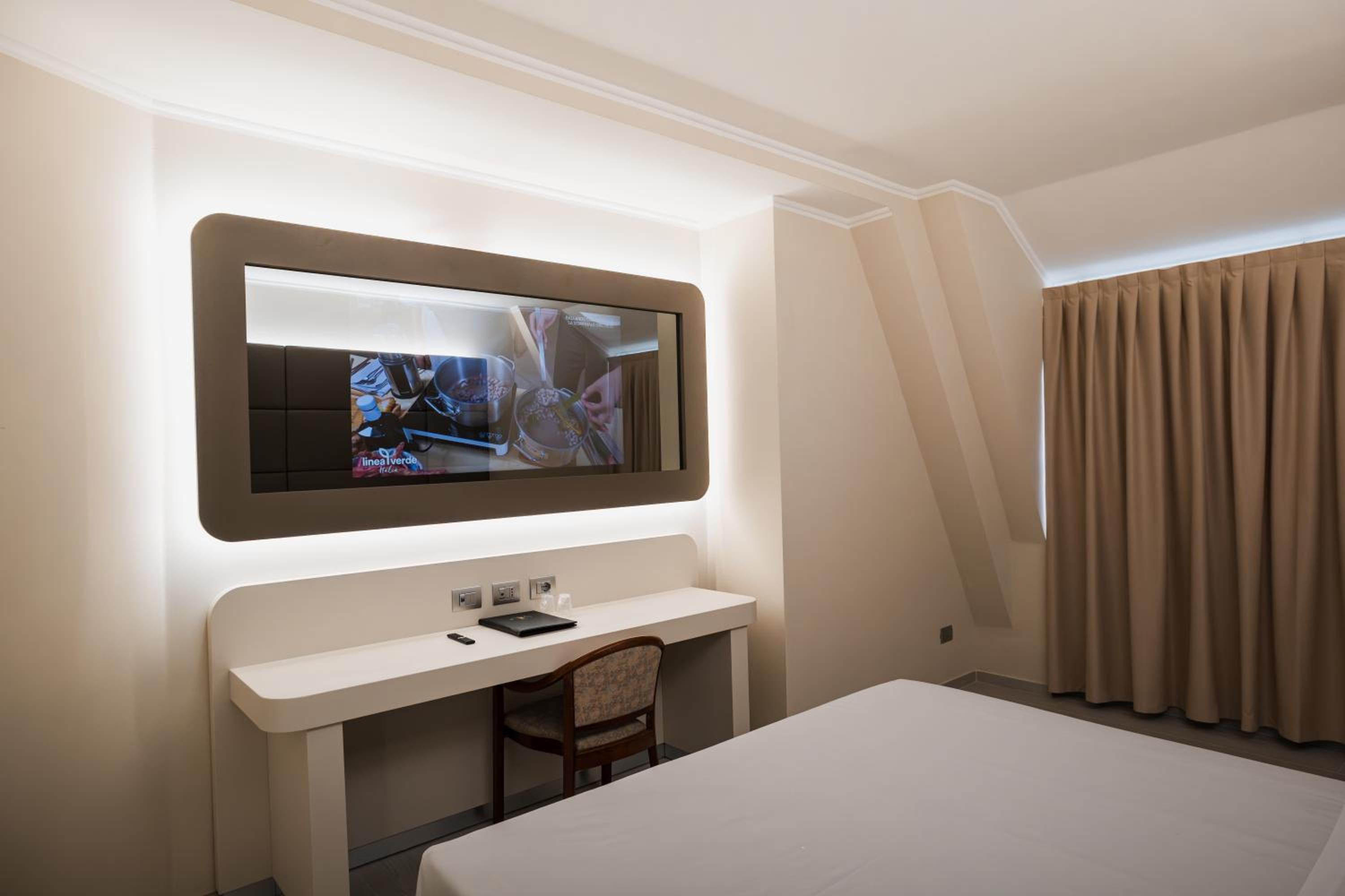Deluxe Junior Suite - Photo 9