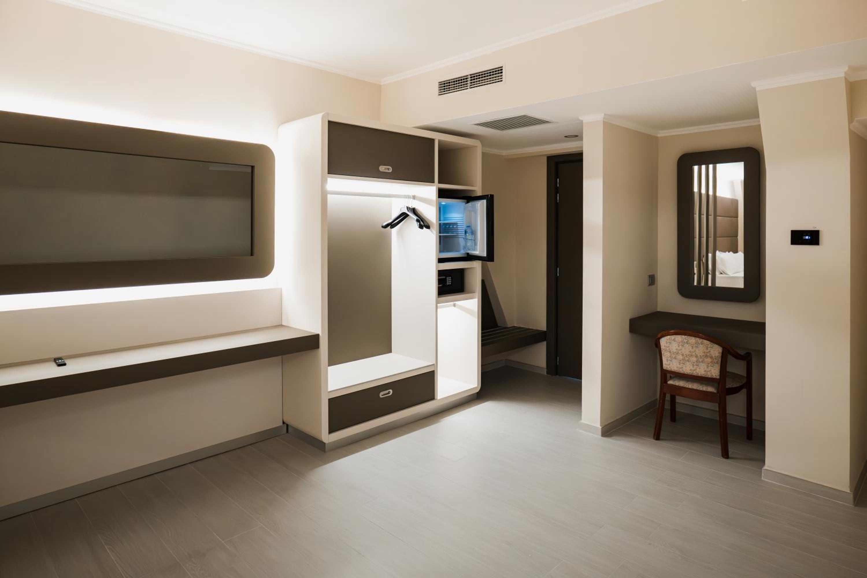 Deluxe Junior Suite - Photo 1