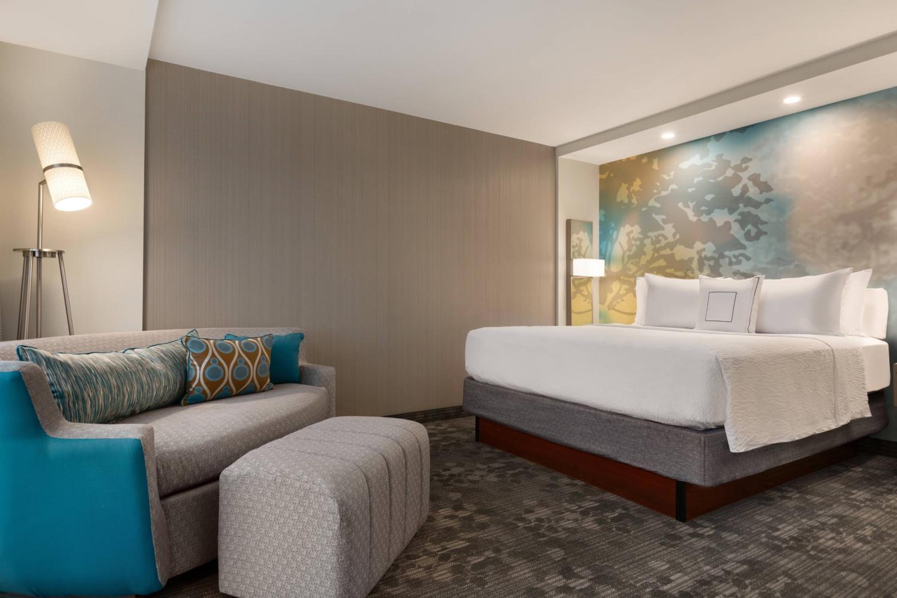 King Room with Sofa Bed - Mobility Access/Bathtub photo 2