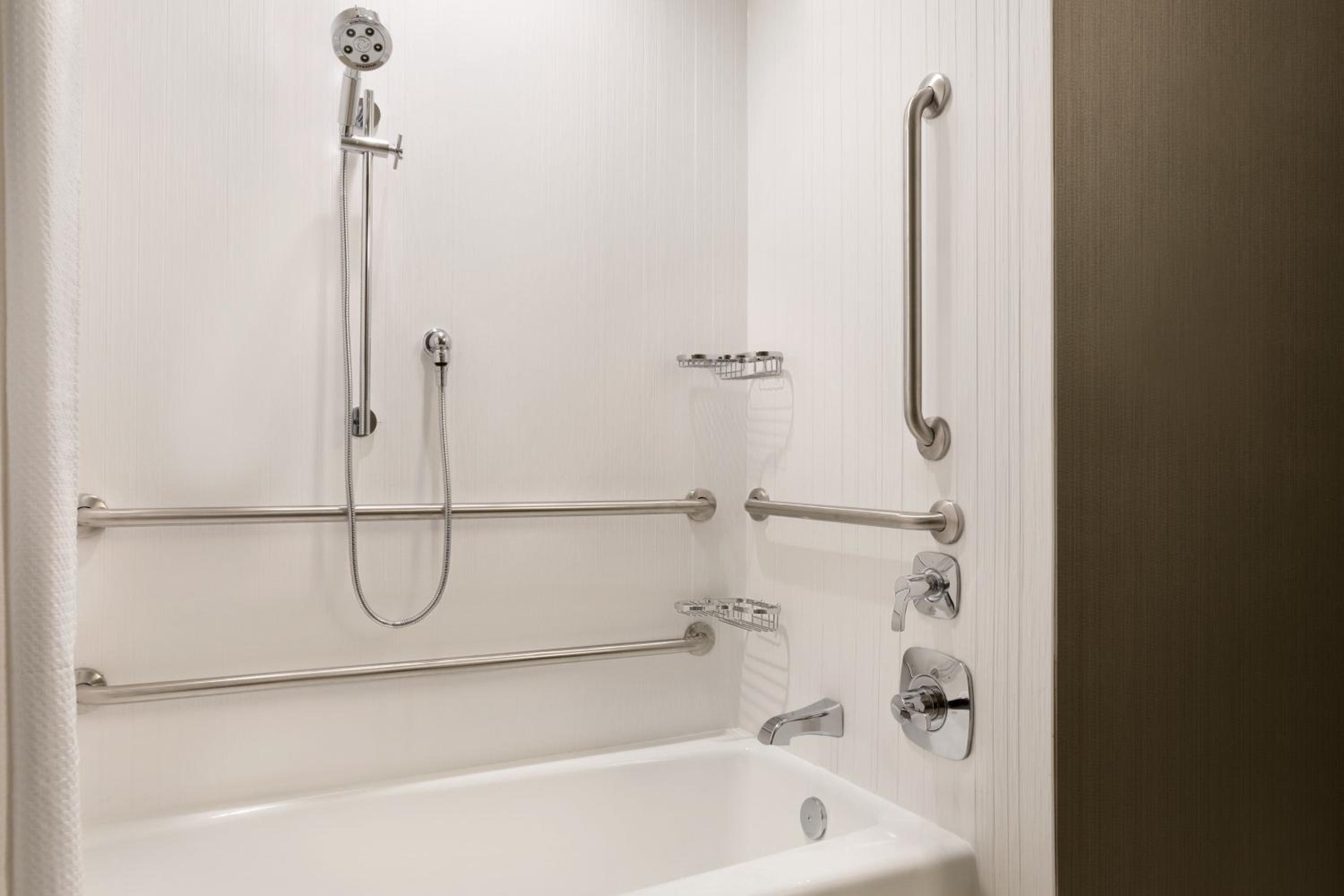 Queen Room with Two Queen Beds and Bathtub - Mobility Access/Hearing Accessible photo 3