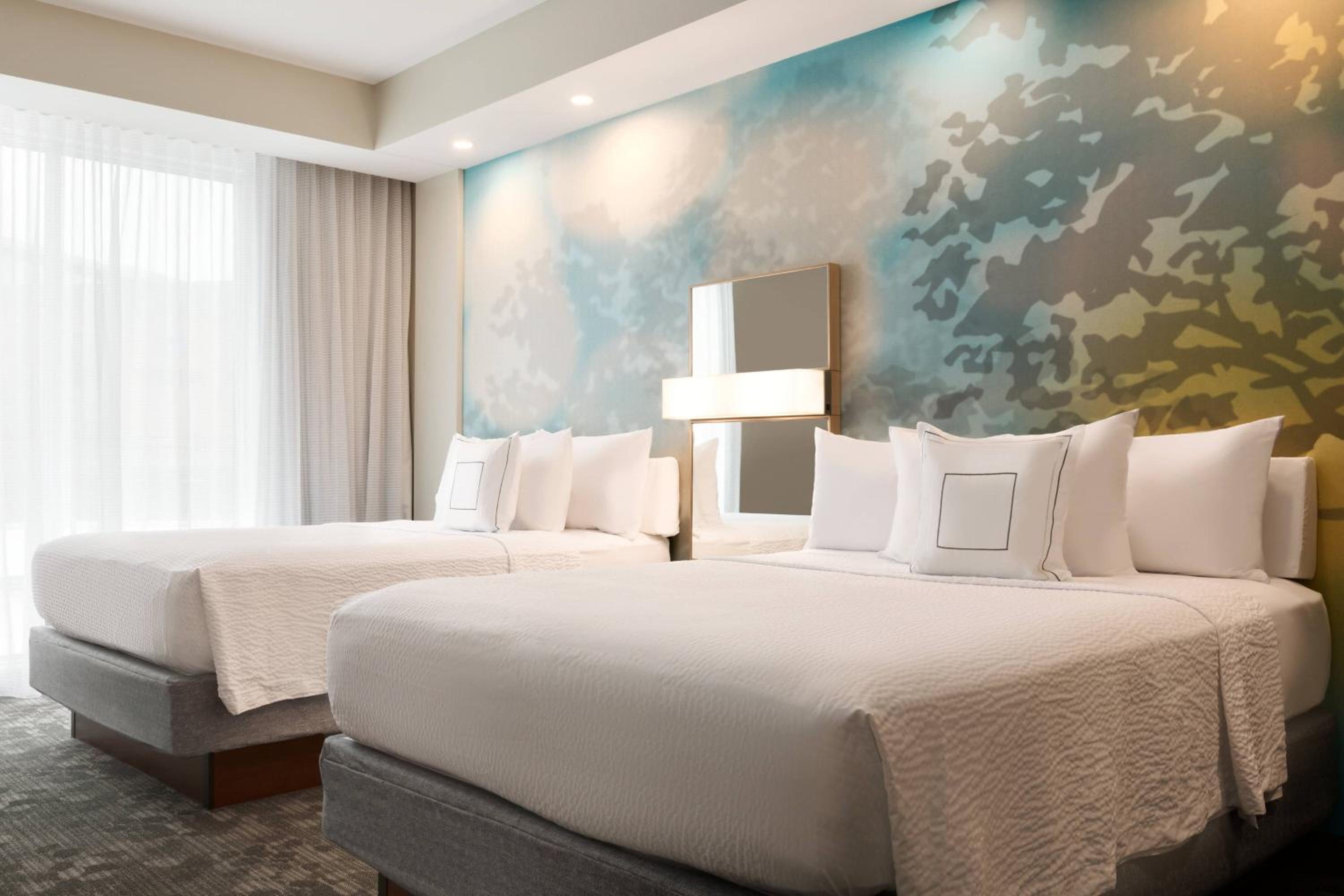 Queen Suite with Two Queen Beds and Sofa Bed - Hearing Access/Mobility Access/Roll-In Shower/Bathtub photo 2