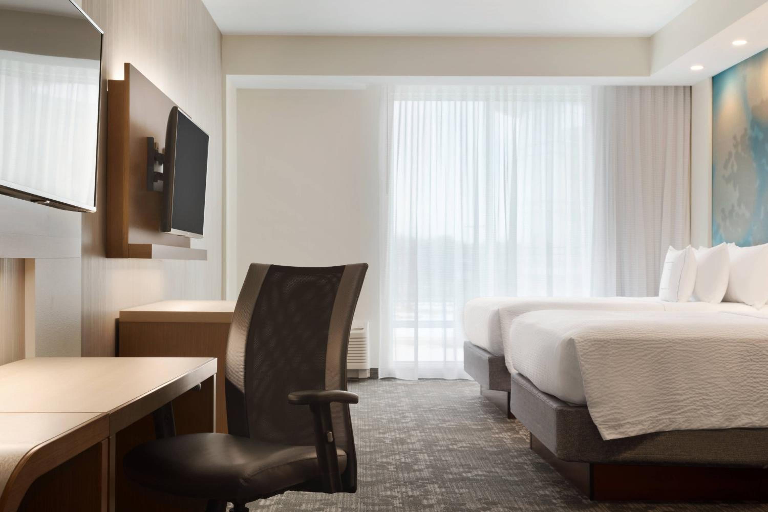 Queen Suite with Two Queen Beds and Sofa Bed - Hearing Access/Mobility Access/Roll-In Shower/Bathtub photo 3