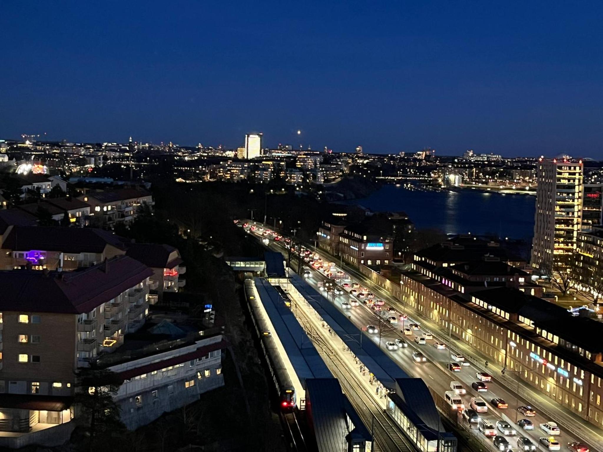 One-Bedroom Apartment with City View - Photo 6