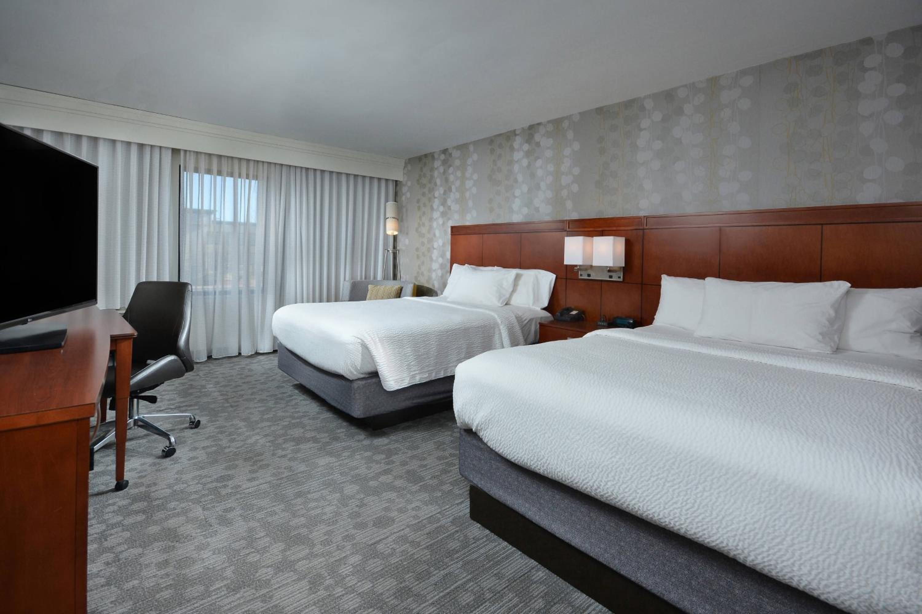 Queen Room with Two Queen Beds - Hearing Accessible