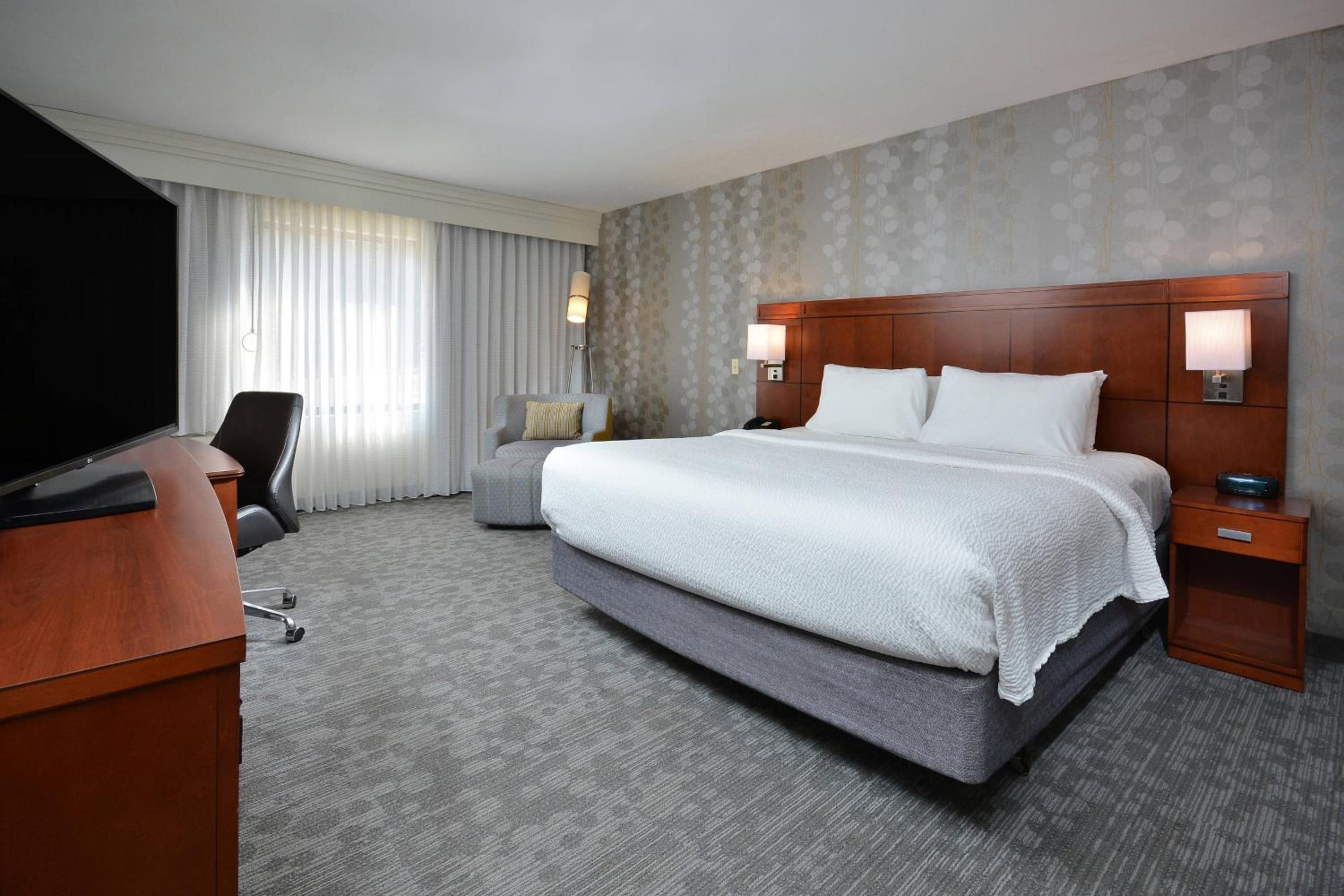 King Room with Tub - Mobility Accessible