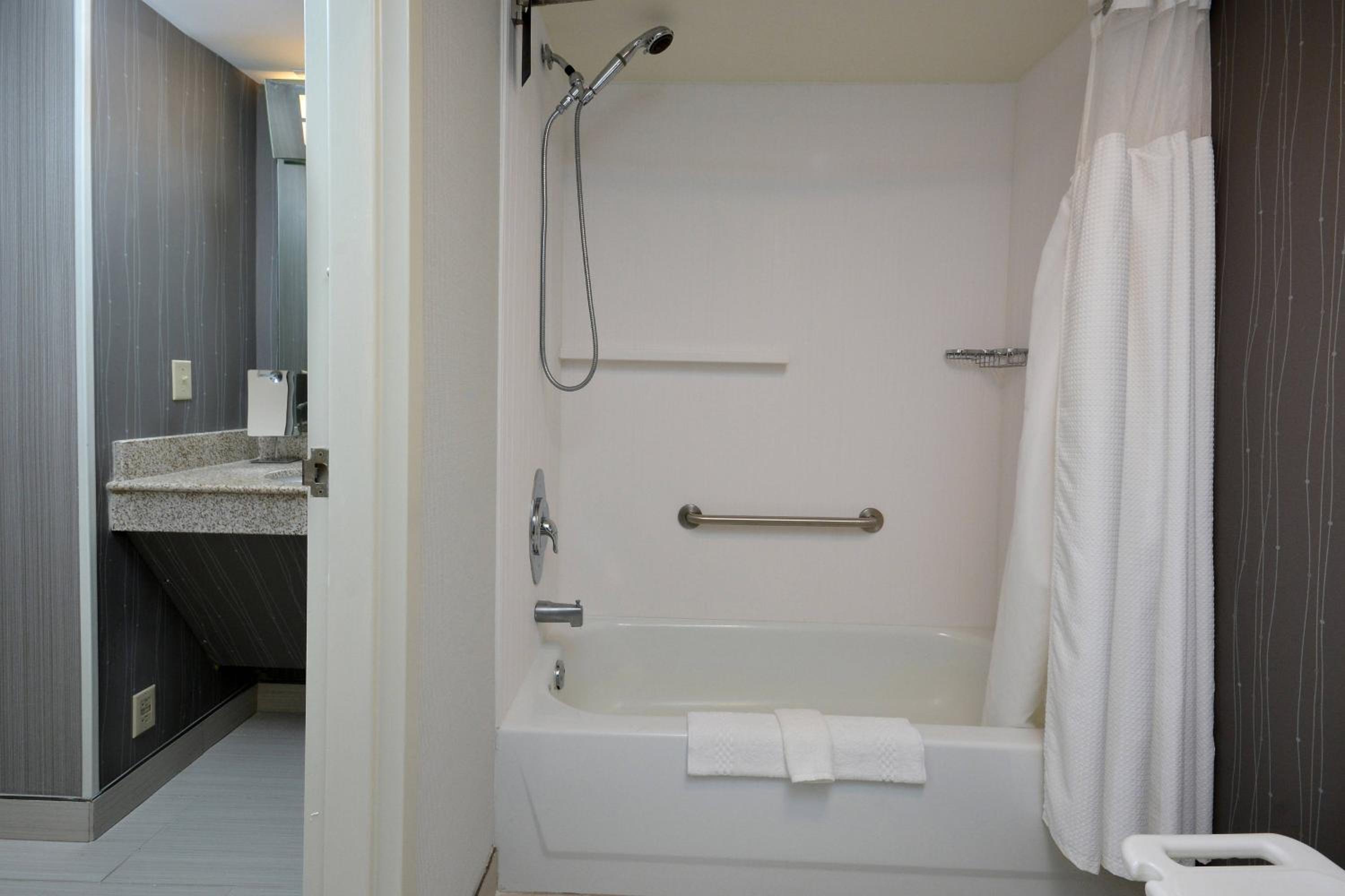 King Room with Tub - Mobility Accessible photo 3