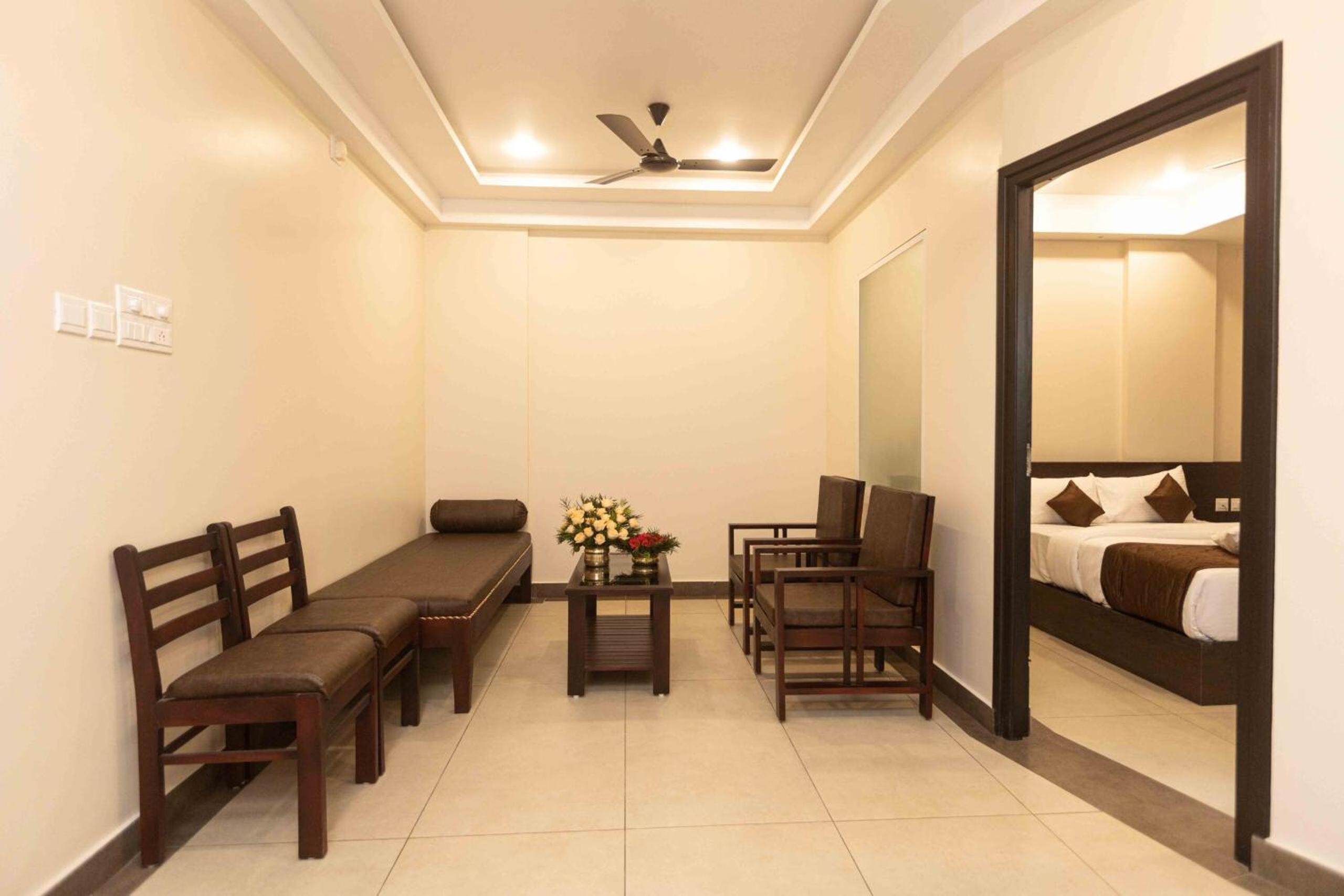 Deluxe One-Bedroom Apartment - Photo 2