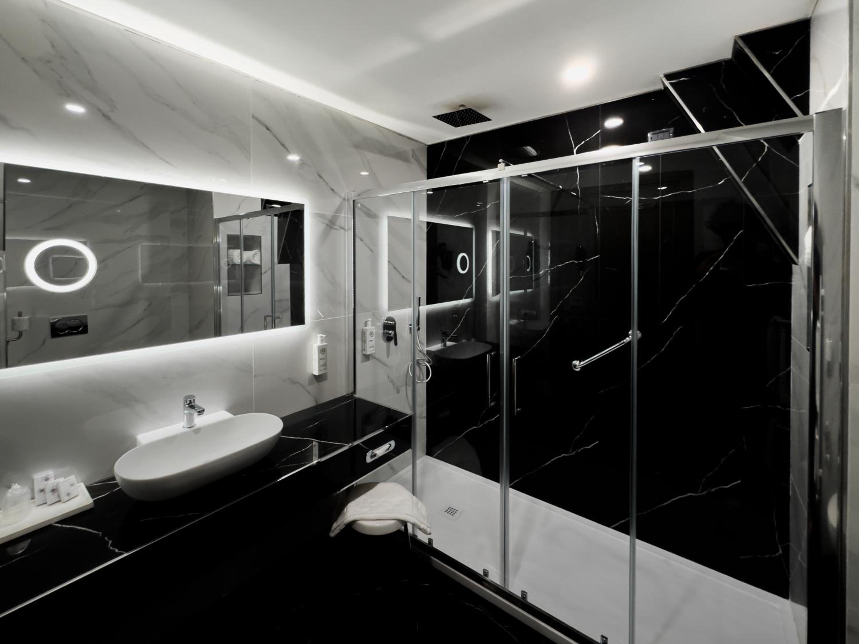 Suite with Hot Tub